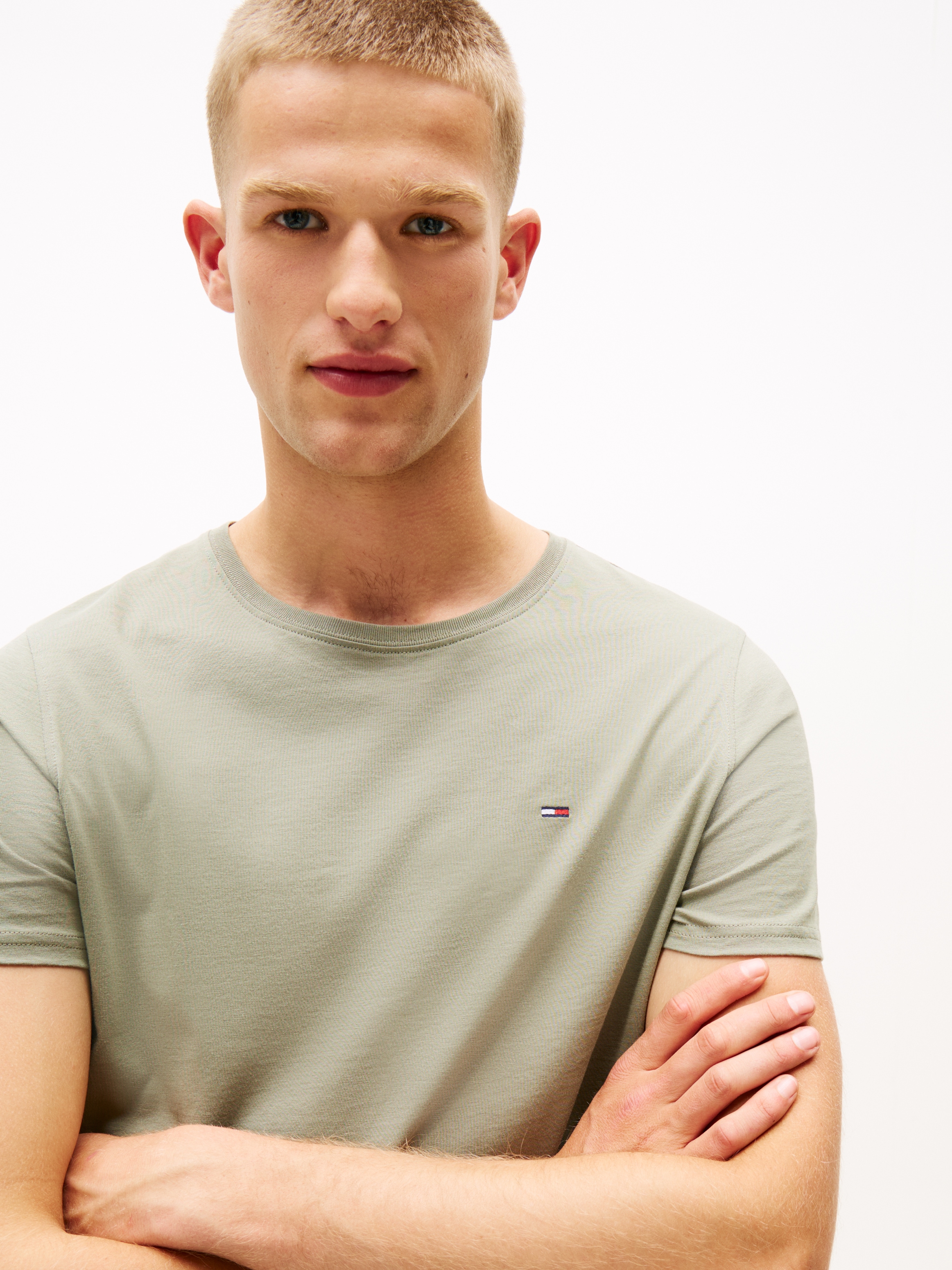 Tommy Jeans T-Shirt »TJM ESSENTIAL SOLID TEE«, mit Rundhalsausschnitt und dezenter Logo-Flag