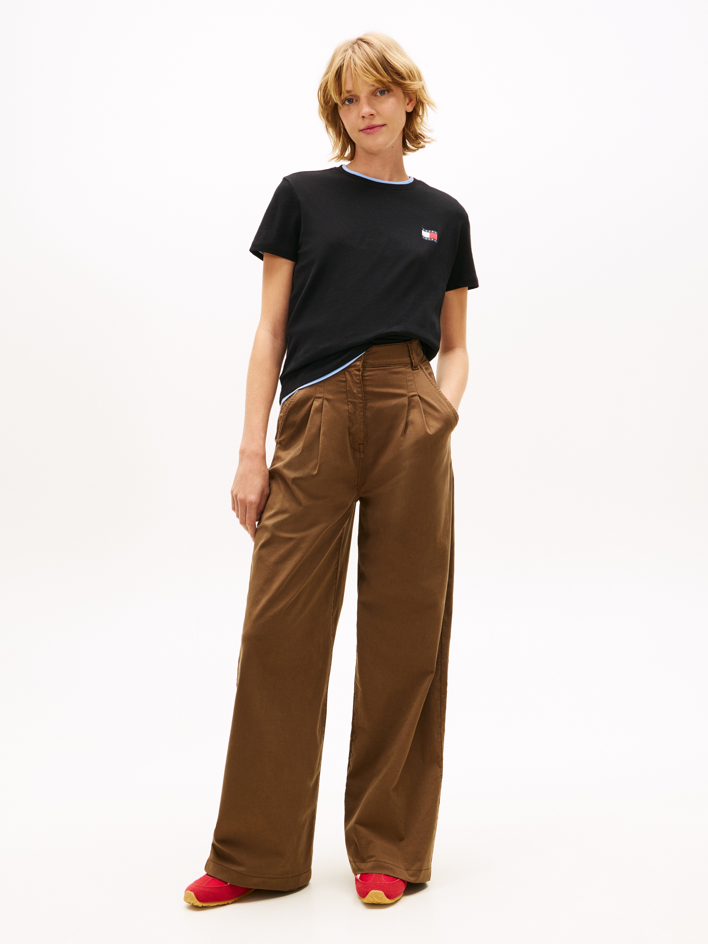 Tommy Jeans Kurzarmshirt »TJW REG WAVY FLAG SS TEE EXT« Tommy Flag-Badge auf Brust, Jersey aus reiner Baumwolle