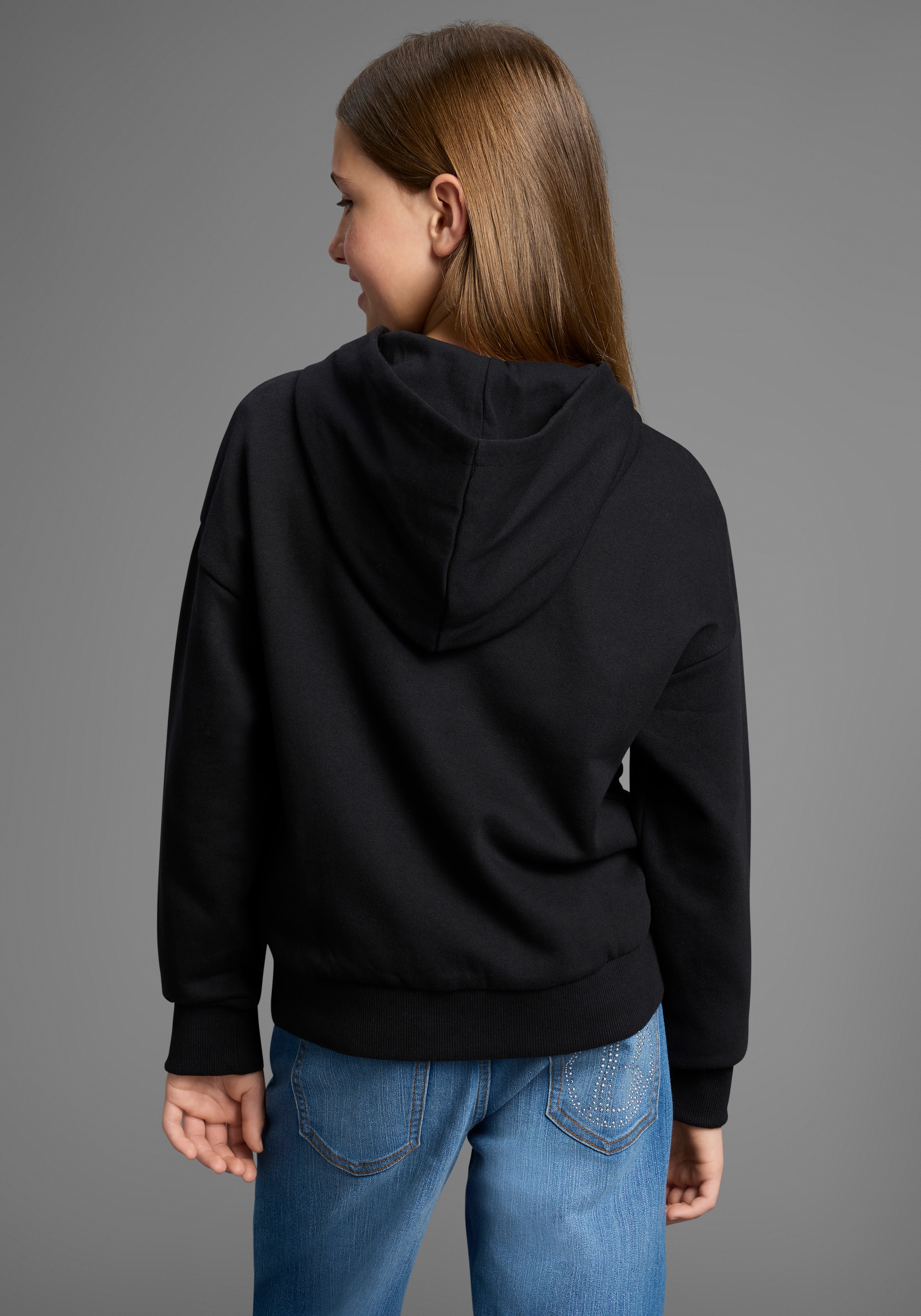 KIDSWORLD Kapuzensweatjacke »Lässige Sweatjacke mit kleinem Logo«, Lockere Form