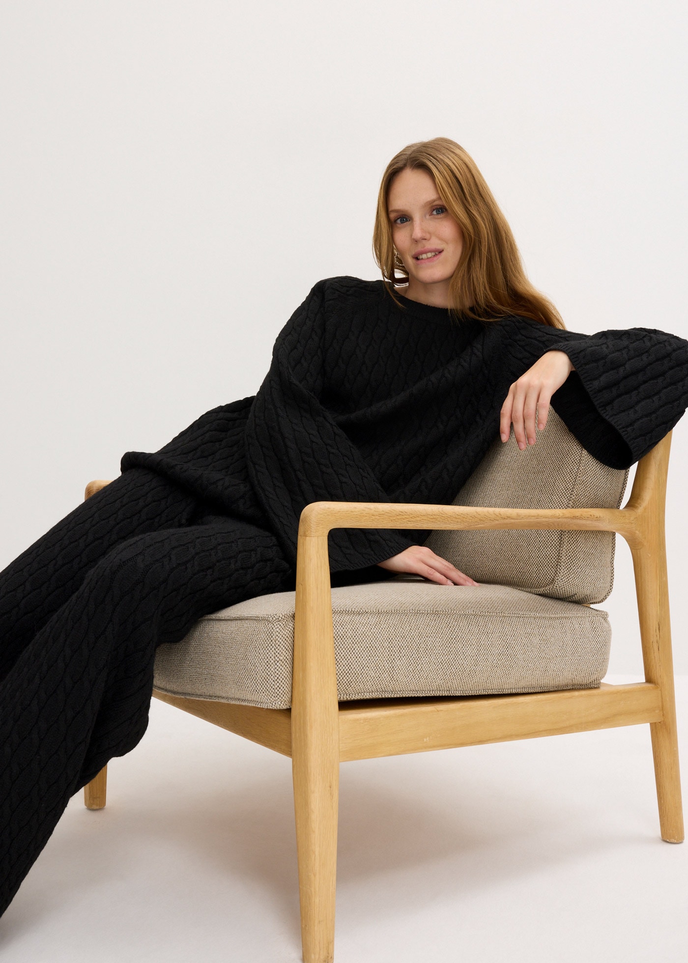 bonprix Strickpullover »Oversize-Pullover mit Zopfmuster« aus Polyester und Wolle, mit Rundhalsausschnitt, mit Zopfmuster