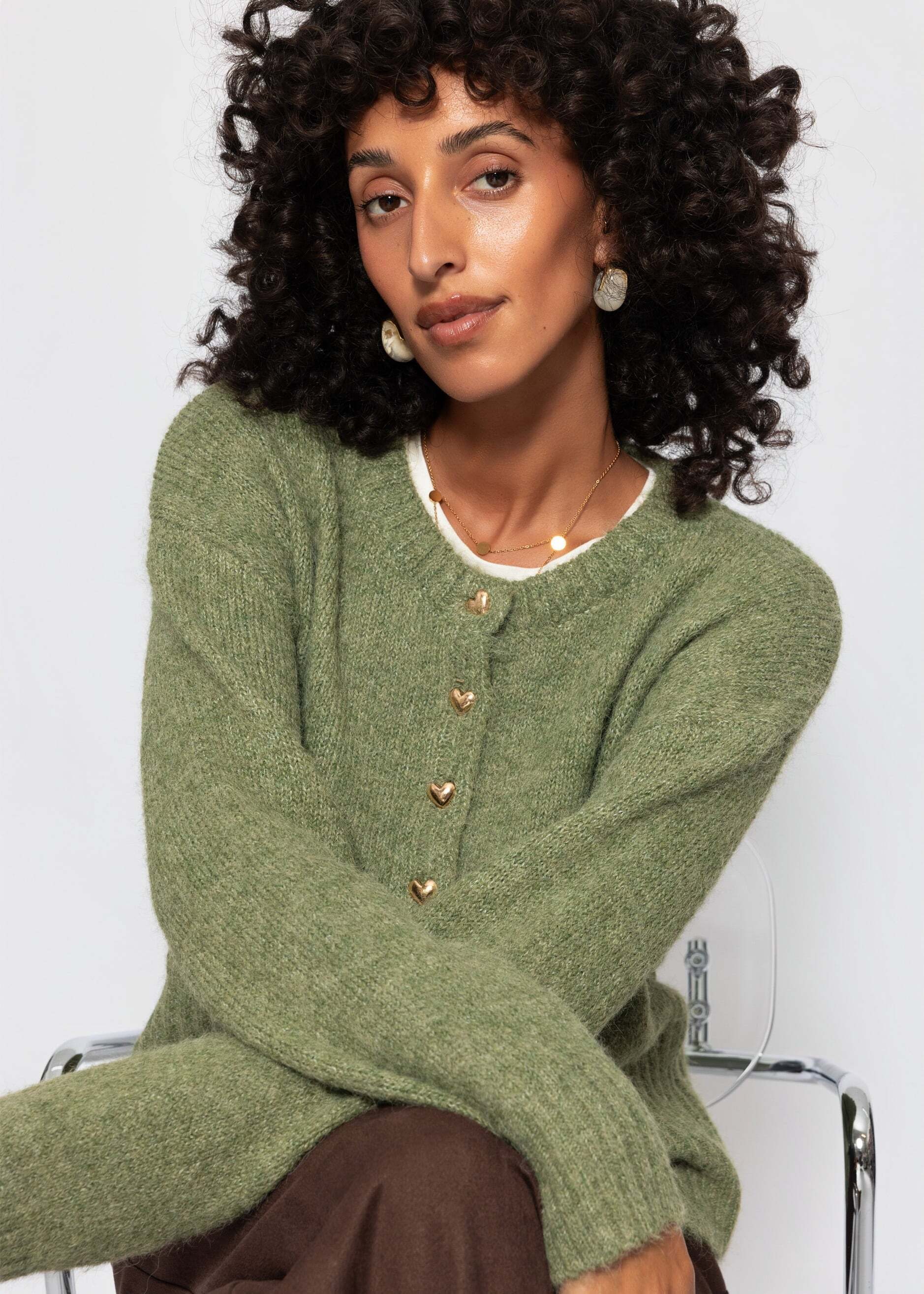 SASSYCLASSY Strickjacke »Strickjacke mit Herzknöpfen« Weicher Cardigan mit Rippbündchen an Ärmeln und Saum und Rundhals