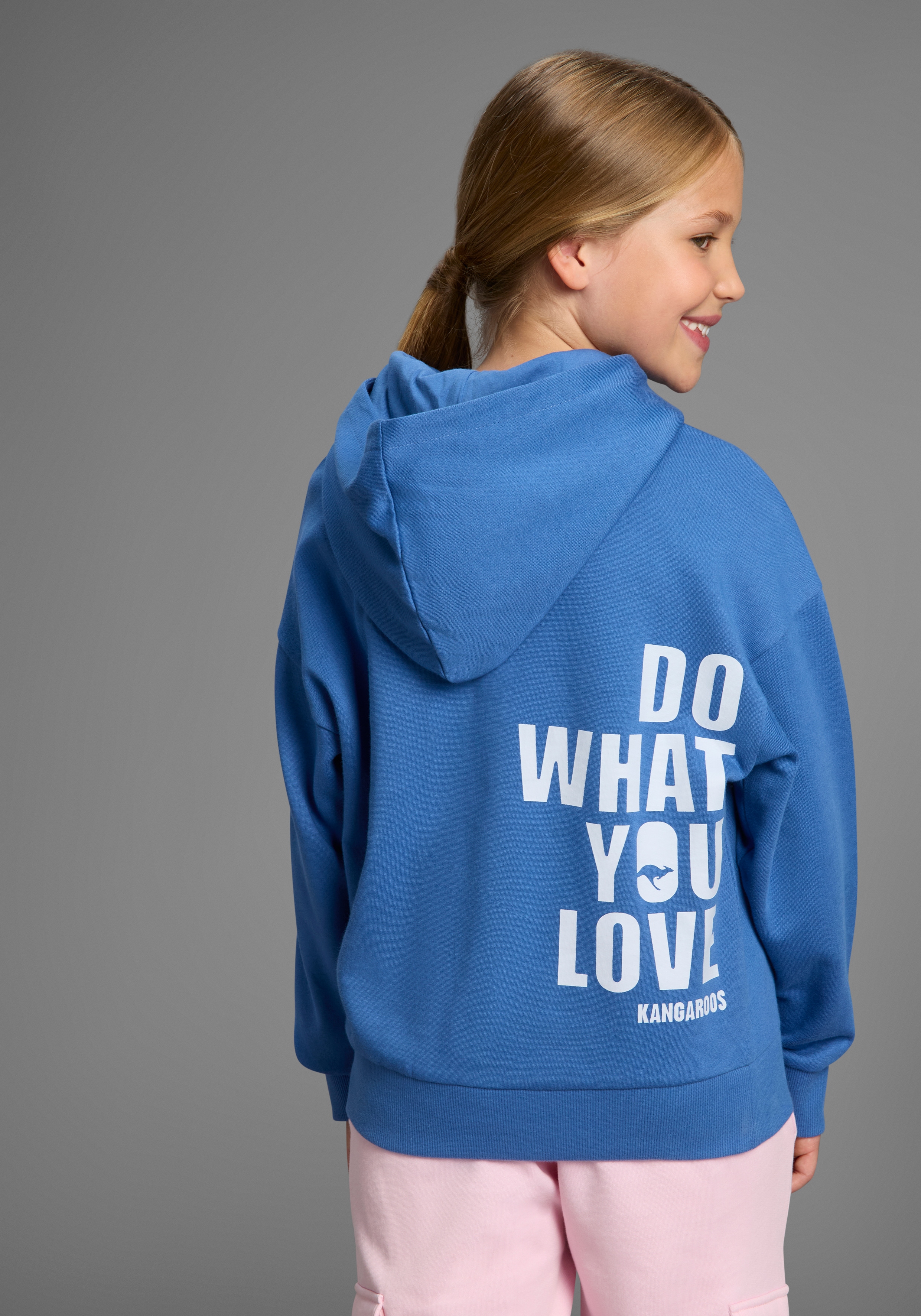 Kangaroos Mädchen Kapuzensweatshirt »Hoodie mit Rückenprint« Mit Front- und Rückenprint in blau, Größe 128/134