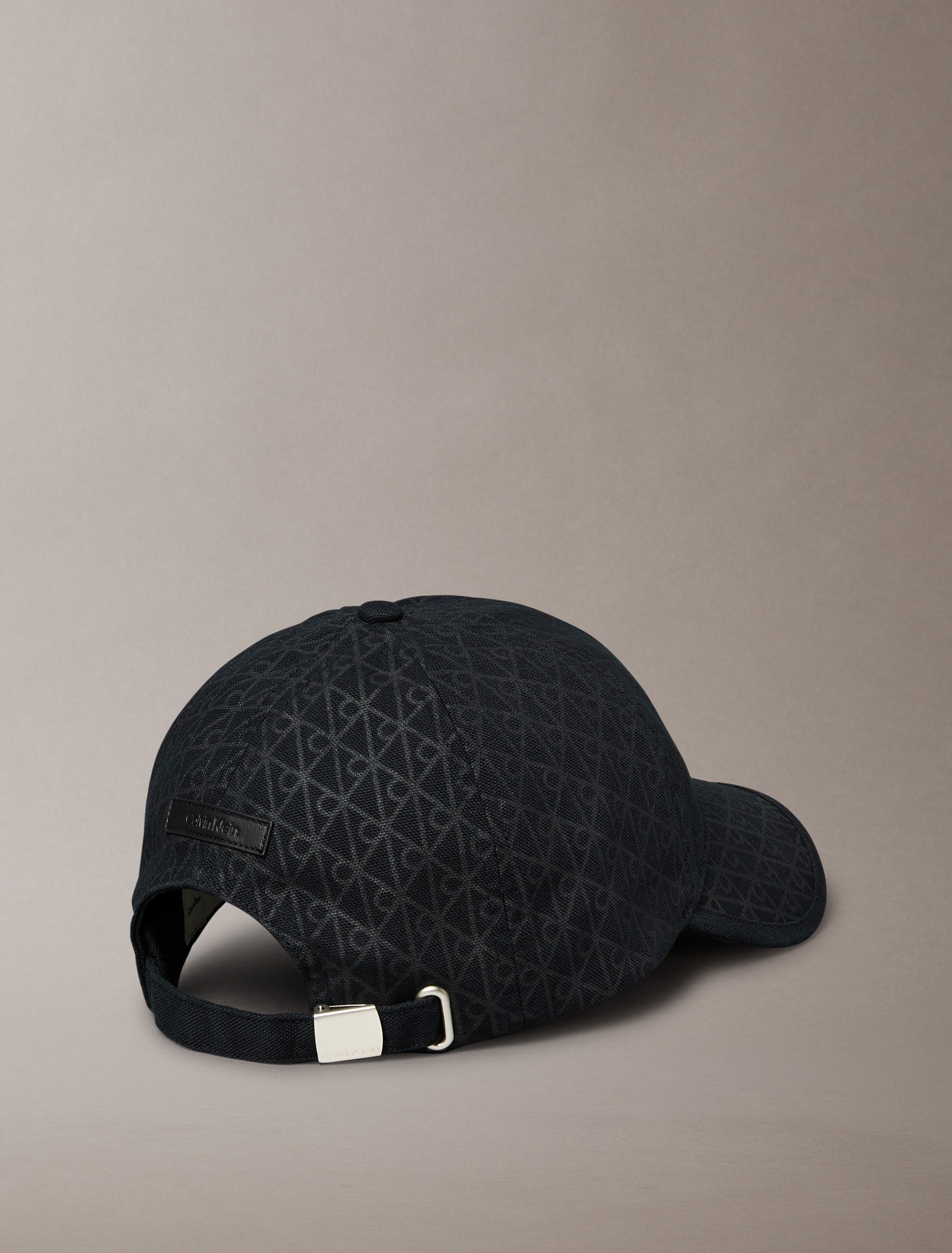 Calvin Klein Baseball Cap »EMBLEM PRINT w LEATHER PATCH CAP«, Mit festem Schirm