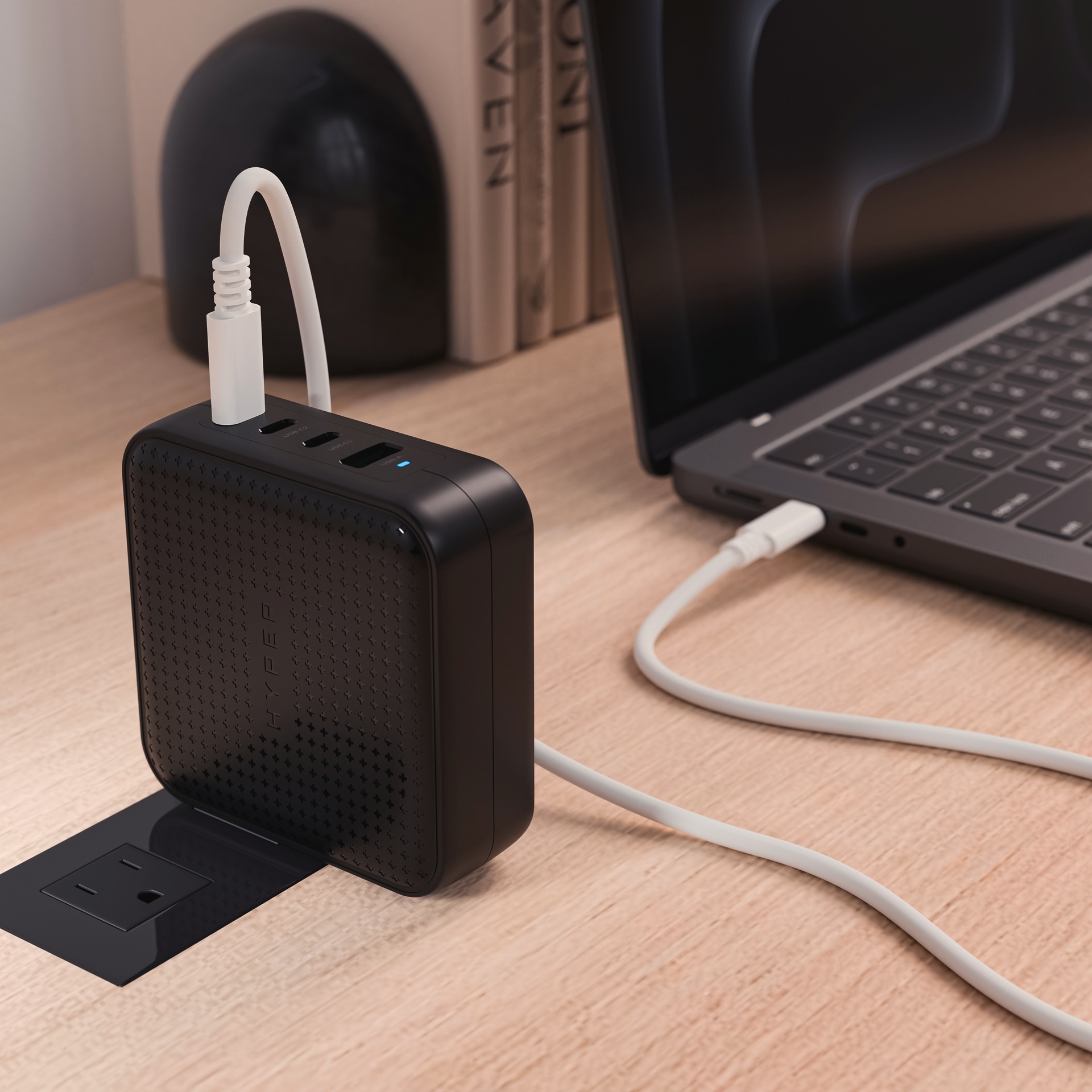 Targus Schnelllade-Gerät »HyperJuice 100W GaN Travel Charger 3x USB-C + 1x USB-A«