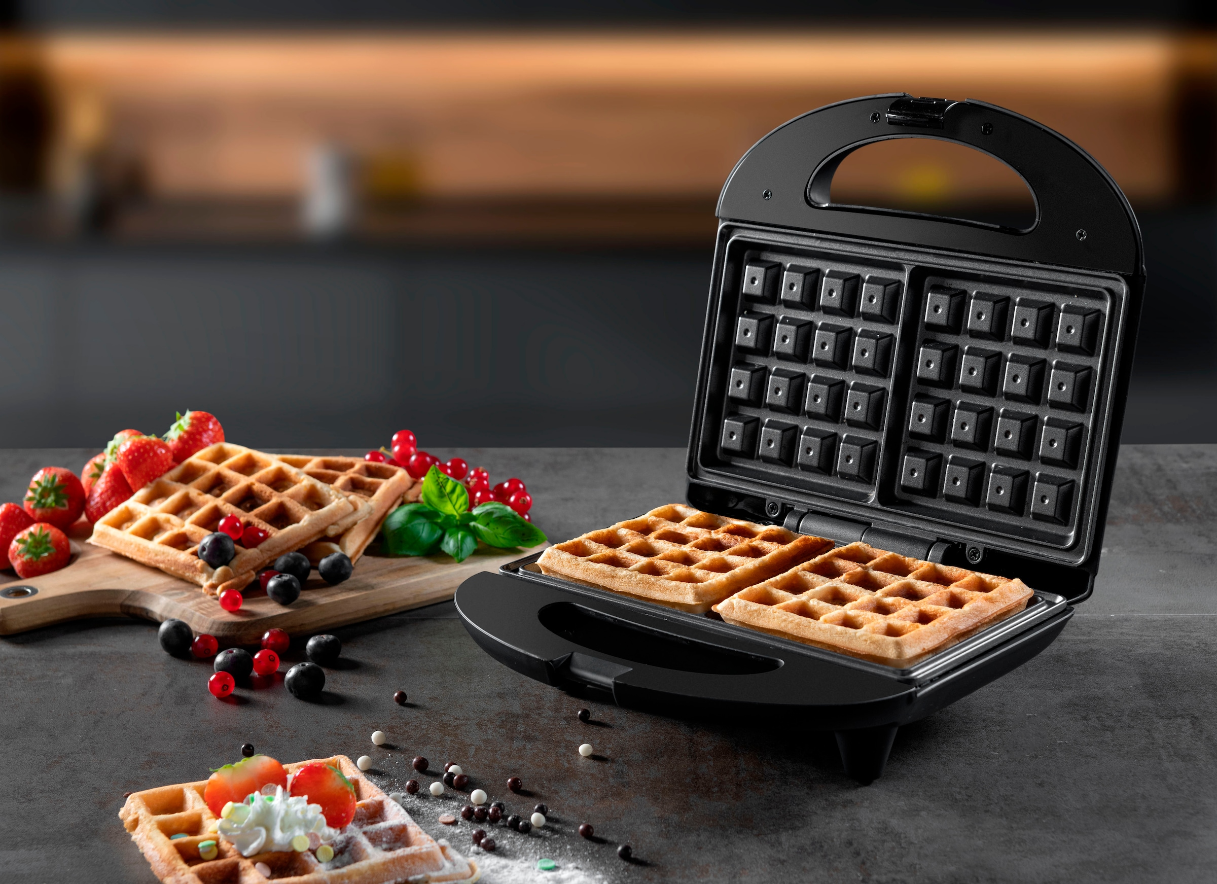 bestron Waffeleisen »ASW401BL«, 700 W, im Retro Design, inkl. Backampel & automatischer Temperaturkontrolle