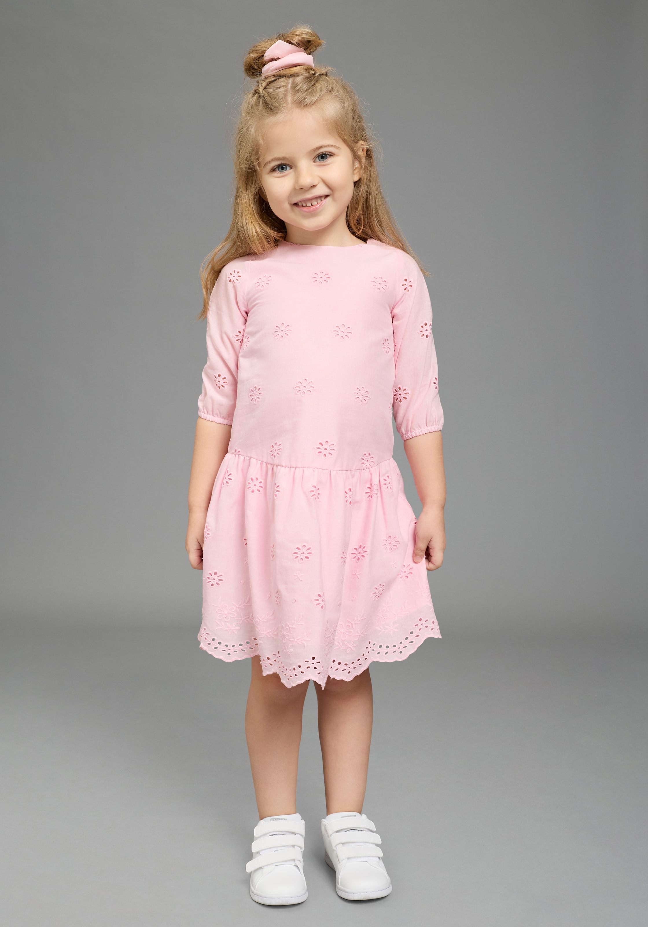 KIDSWORLD Spitzenkleid »Kleid mit Lochstickerei für Mädchen« aus Popeline und Web-Material, mit ausgestellter Passform