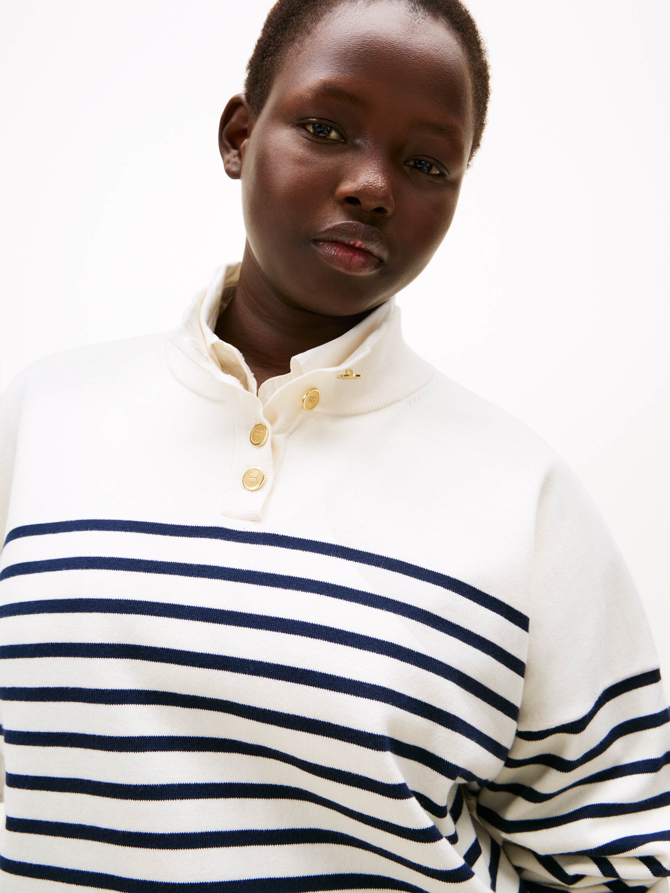 Tommy Hilfiger Curve Stehkragenpullover »CRV CO JERSEY GOLD BTN MK-NK SWT« in großen Größen, mit goldfarbenen Knöpfen