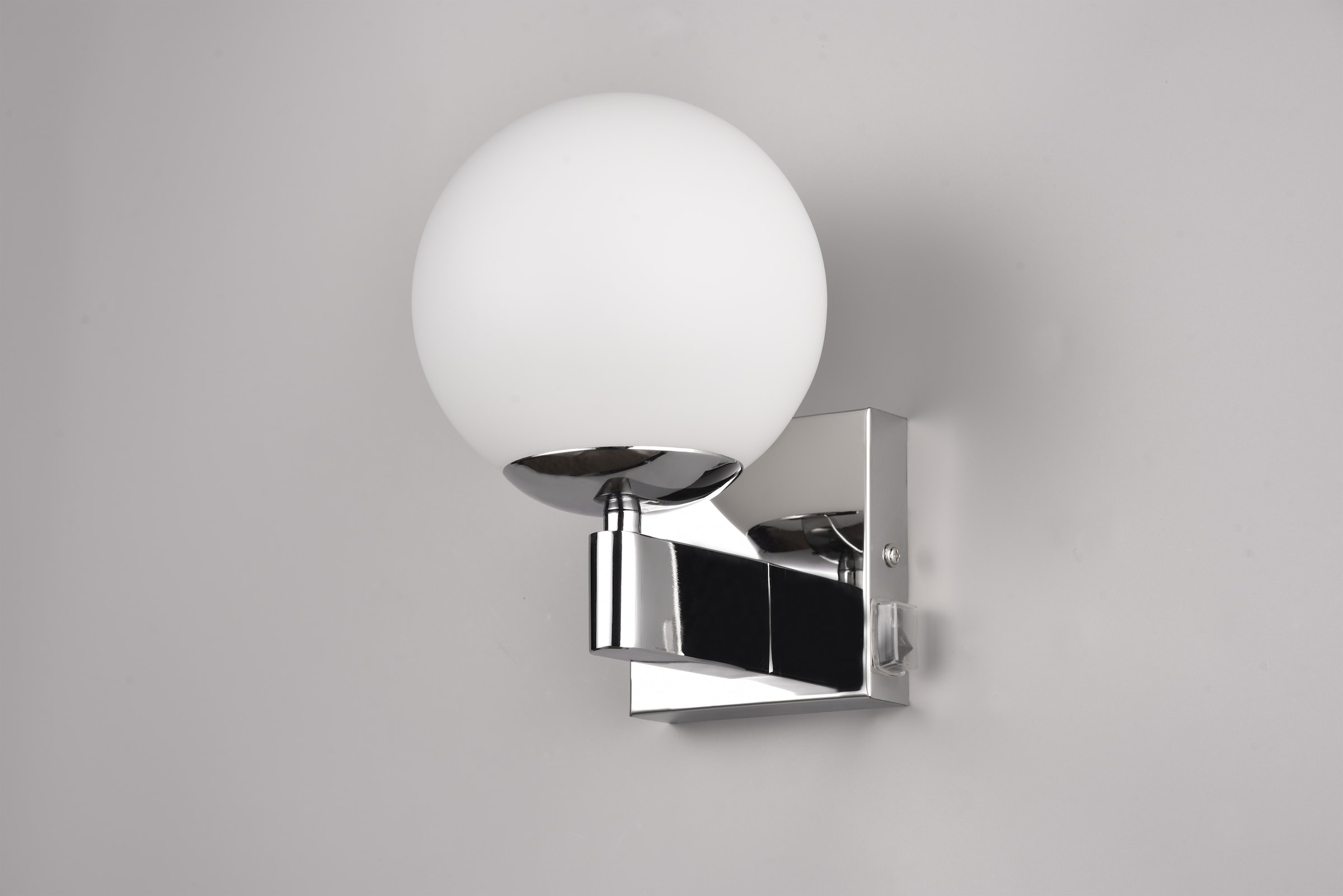 TRIO Leuchten Wandleuchte »KULA, Badezimmer Wandlampe, exkl. 1x E14 max 10W, mit Schalter, IP44« E14 1 Stk. warmweiß - kaltweiß Badlampe, Badleuchte mit Glasschirm Ø 14cm, chromfarbig, Kippschalter