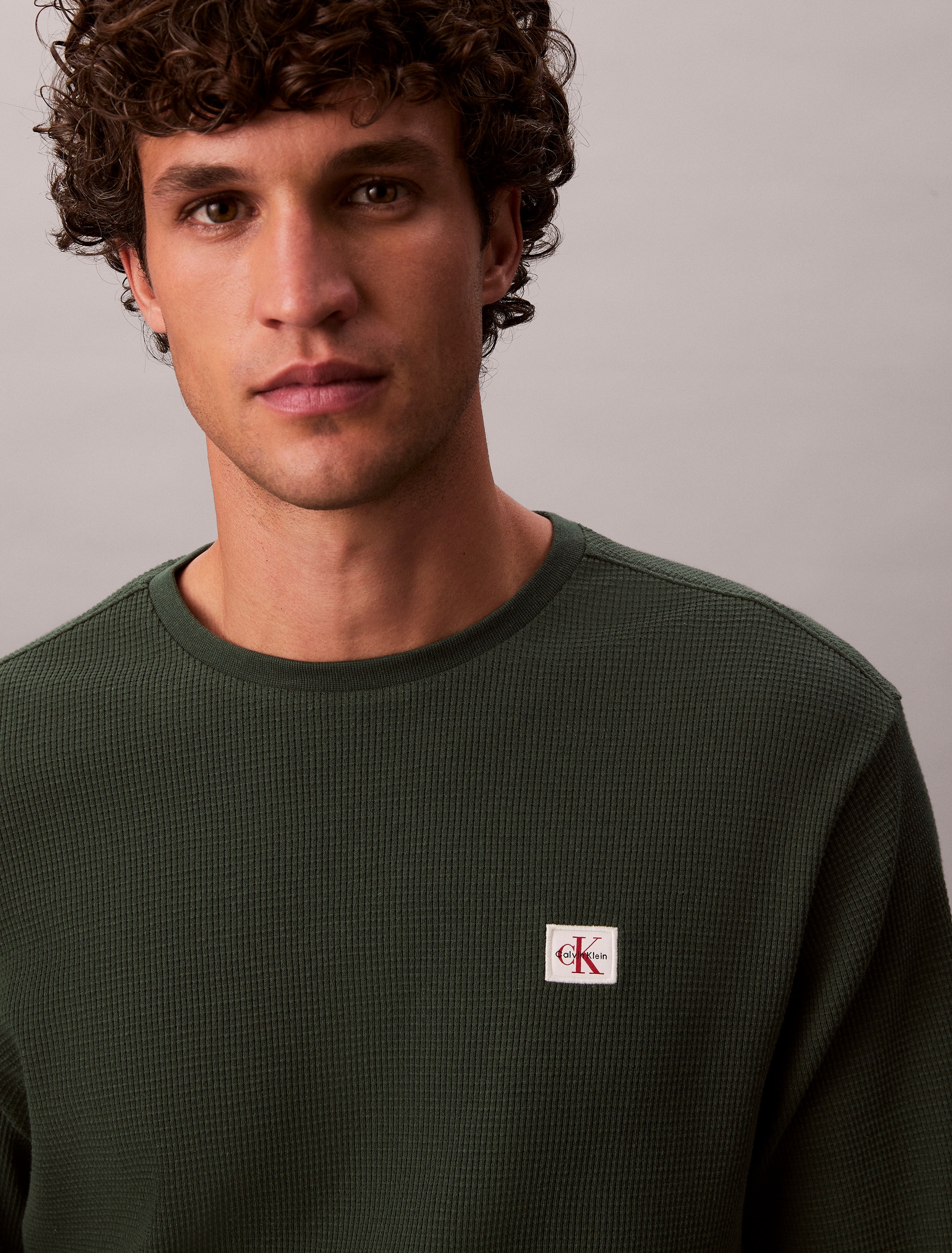 Calvin Klein Jeans Langarmshirt »LS WAFFLE BADGE CREWNK TEE«, Mit Rundhalsausschnitt