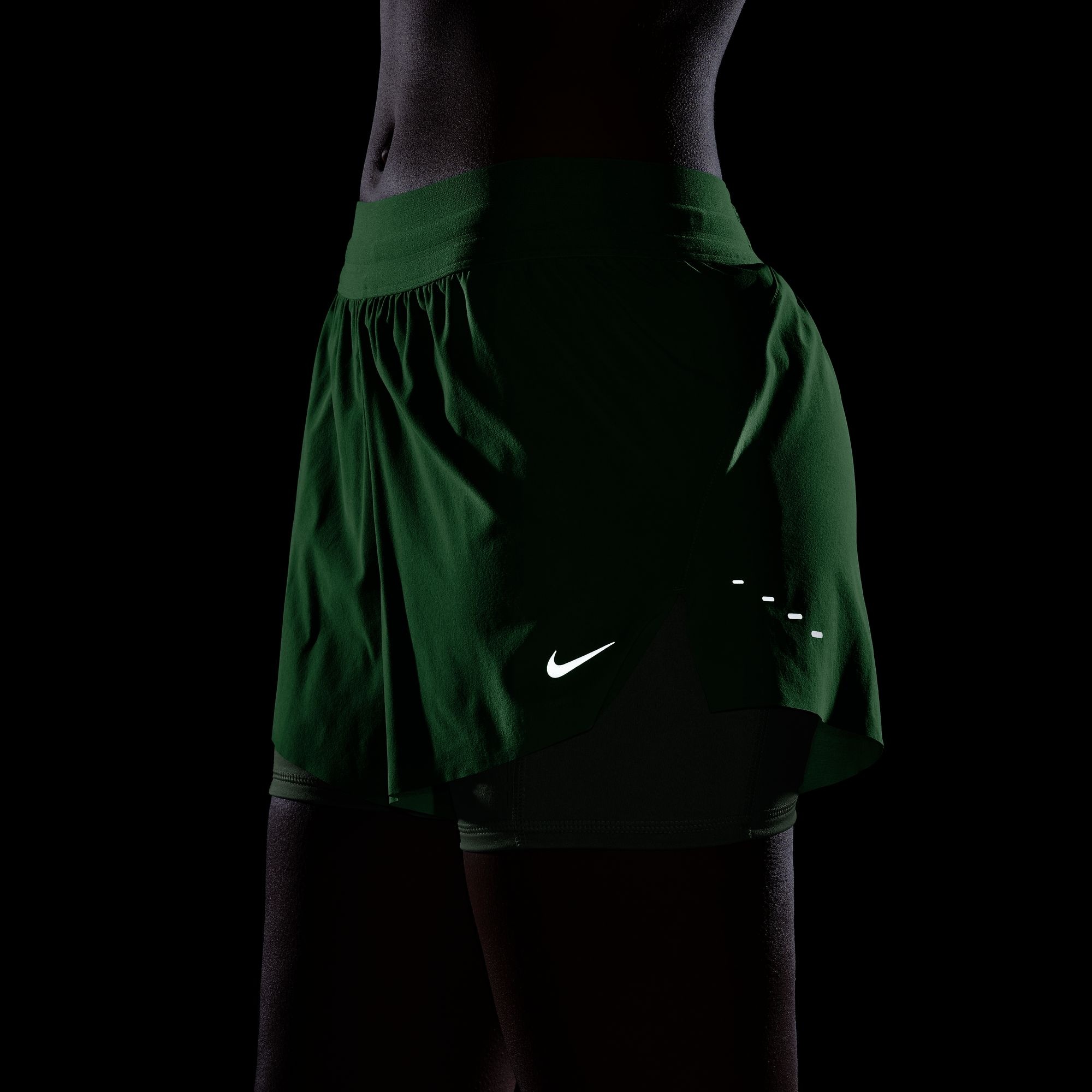 Nike Laufshorts »Nike Swift Women's Dri-FIT Mid-Rise 2-in-1 Running Shorts«  2-in-1-Design, mit Reißverschlusstasche hinten am Bund