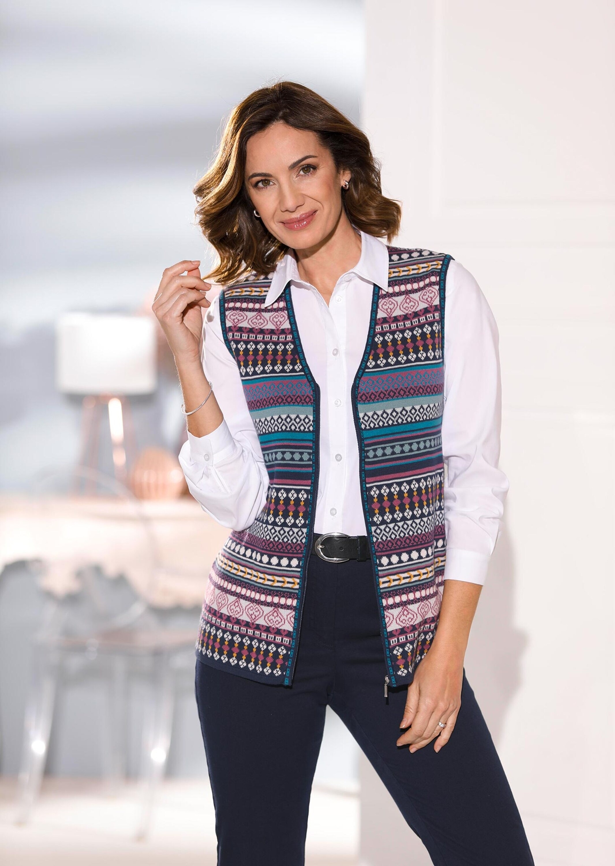 GOLDNER Strickjacke »Kurzgröße Kurzgröße - Jacquardstrickweste mit farbenfrohem Ringelmuster«
