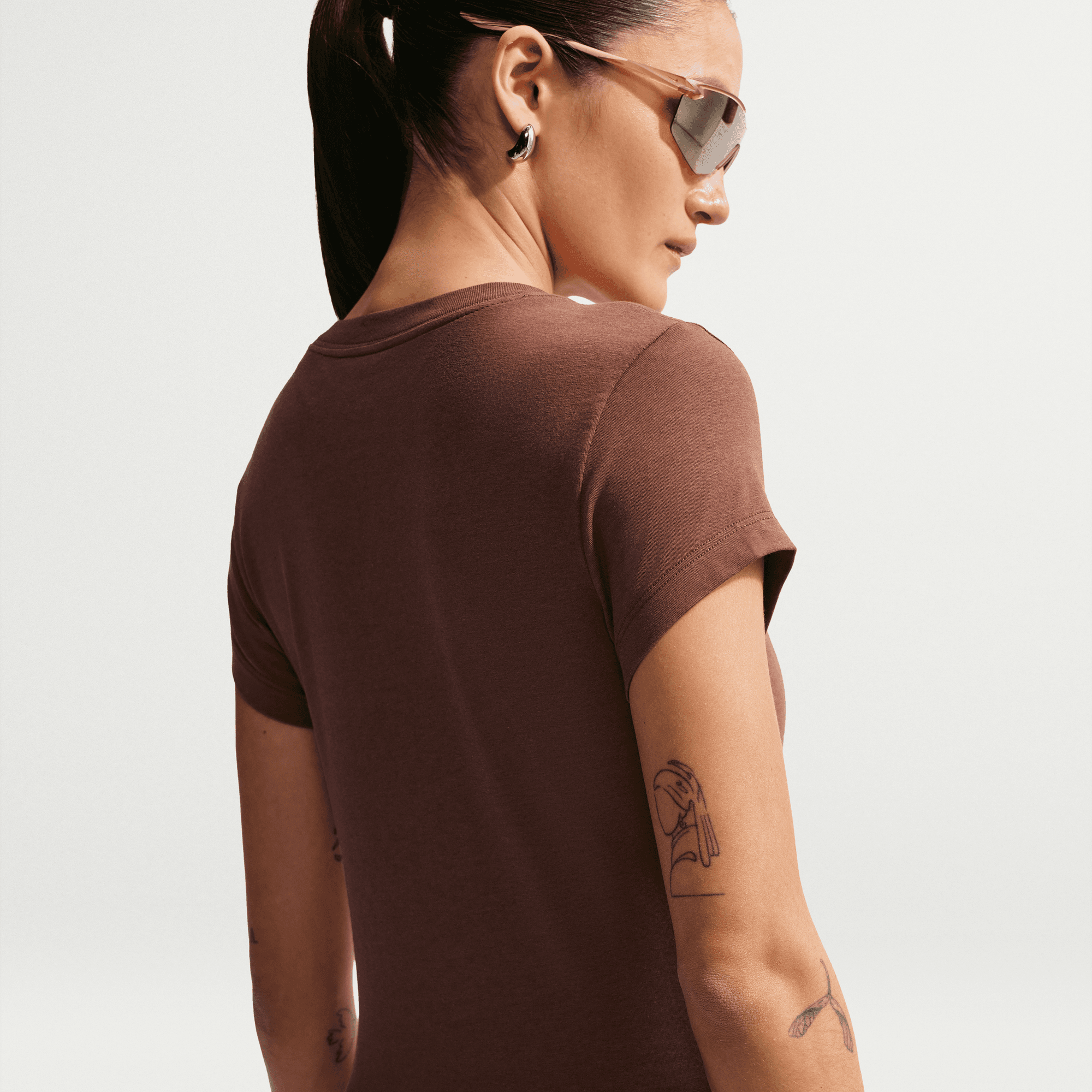 Nike Sportswear T-Shirt »W NSW NK CHLL KNT MD CRP« mit Rundhalsausschnitt, Kurzarm, aus Jersey, lockerer Schnitt