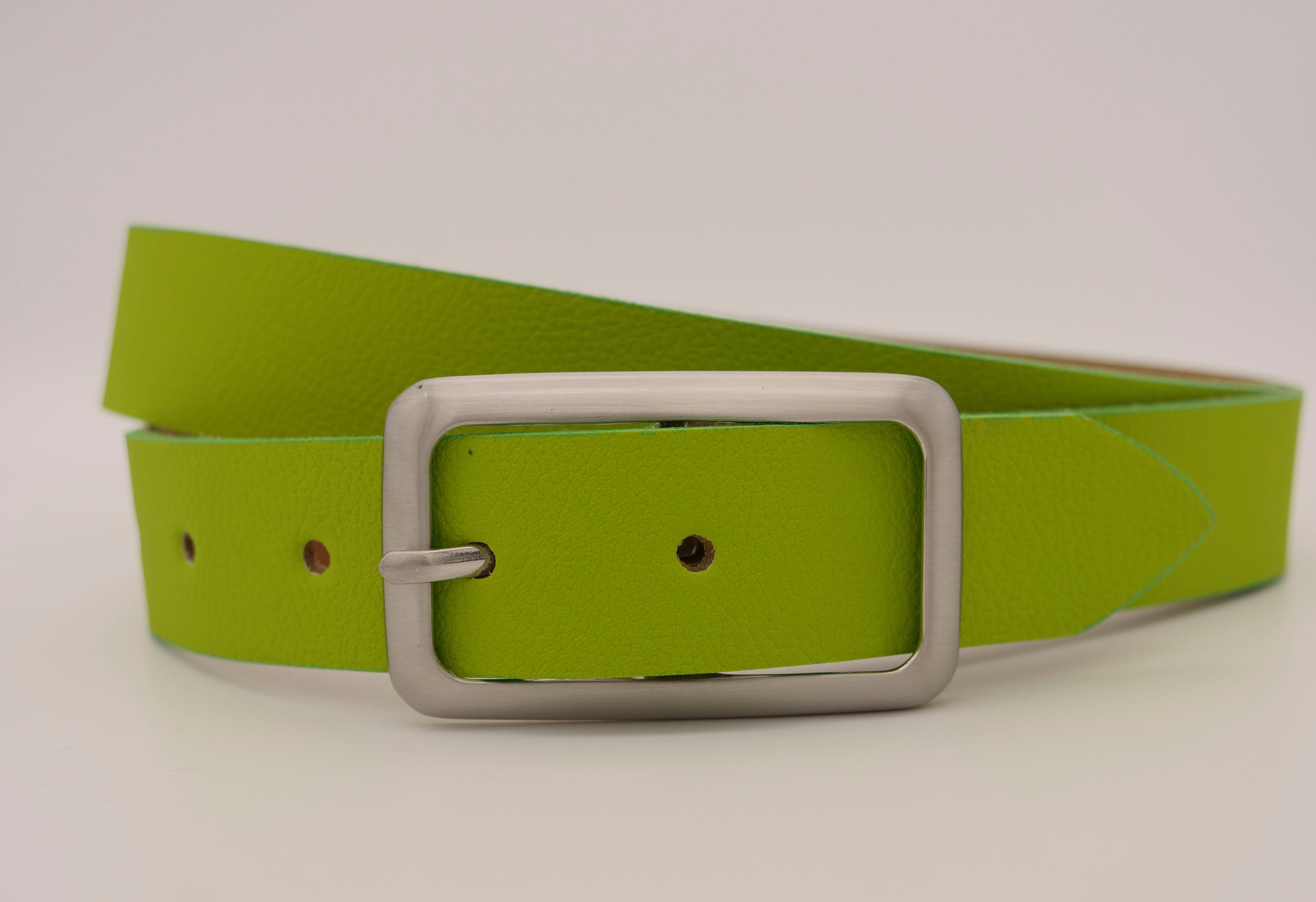 Annamatoni Damen Ledergürtel mit silberner Schließe in grün, Größe 100