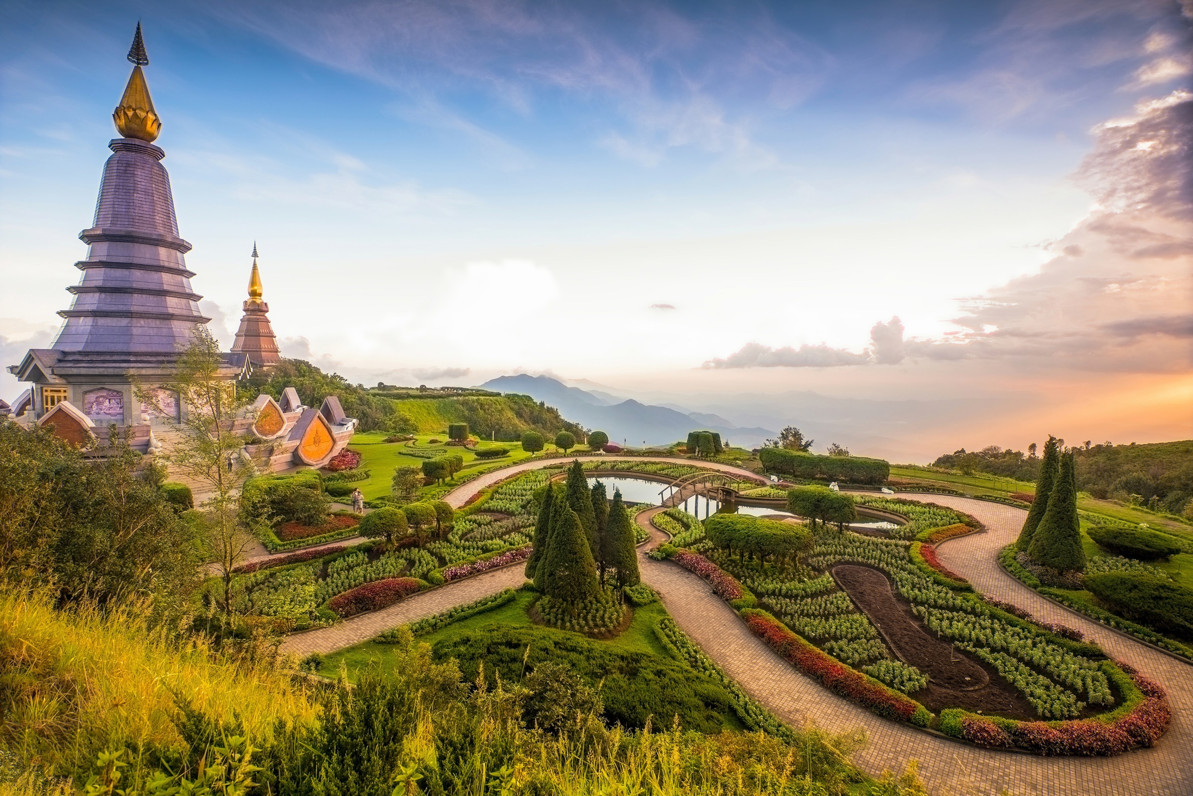 Fototapete »CHIANG MAI PAGODEN-THAILAND GARTEN WOLKE SONNE PANORAMA«