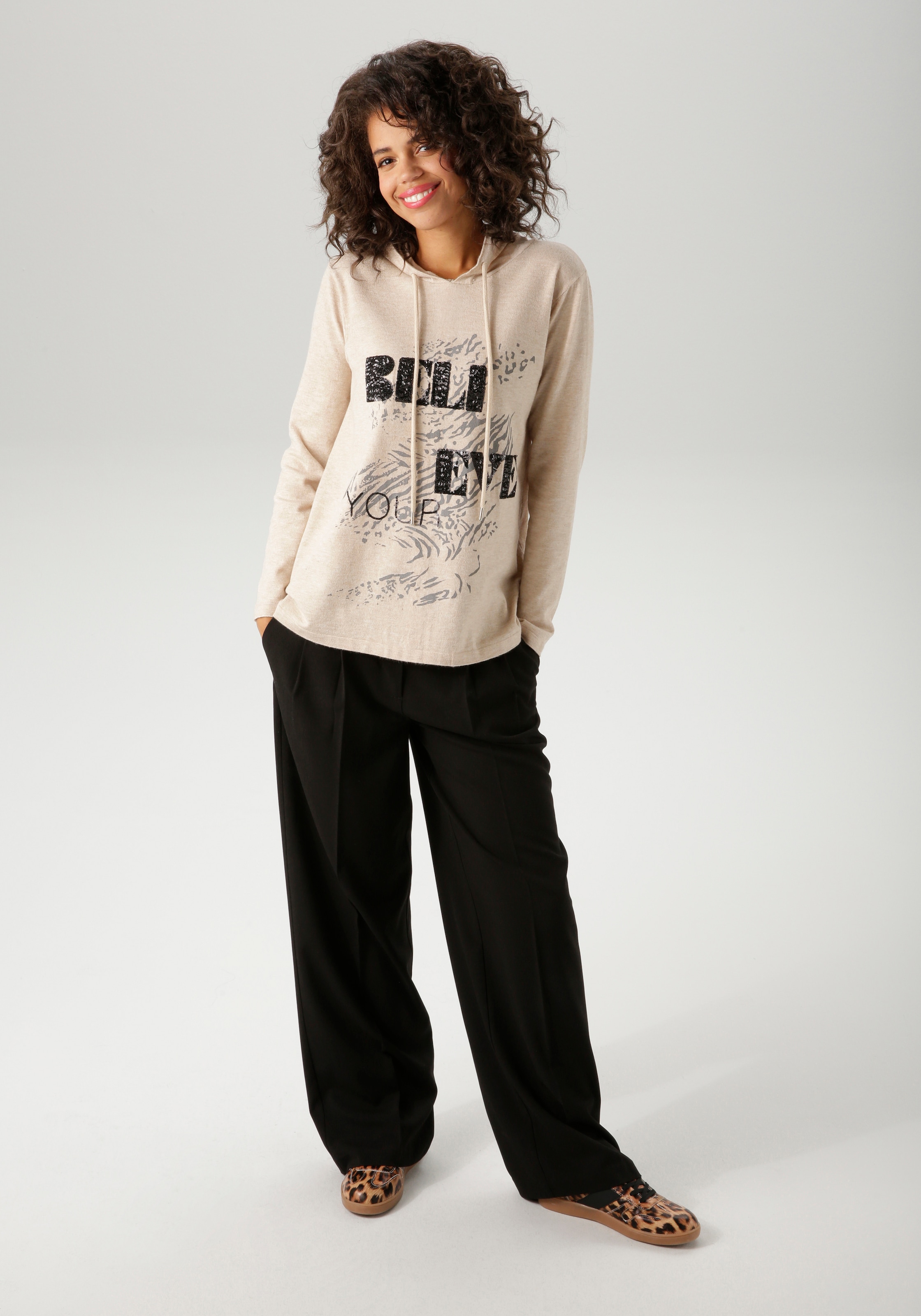 Aniston CASUAL Strickpullover mit Pailletten-Schriftzug verziertem Vorderteil