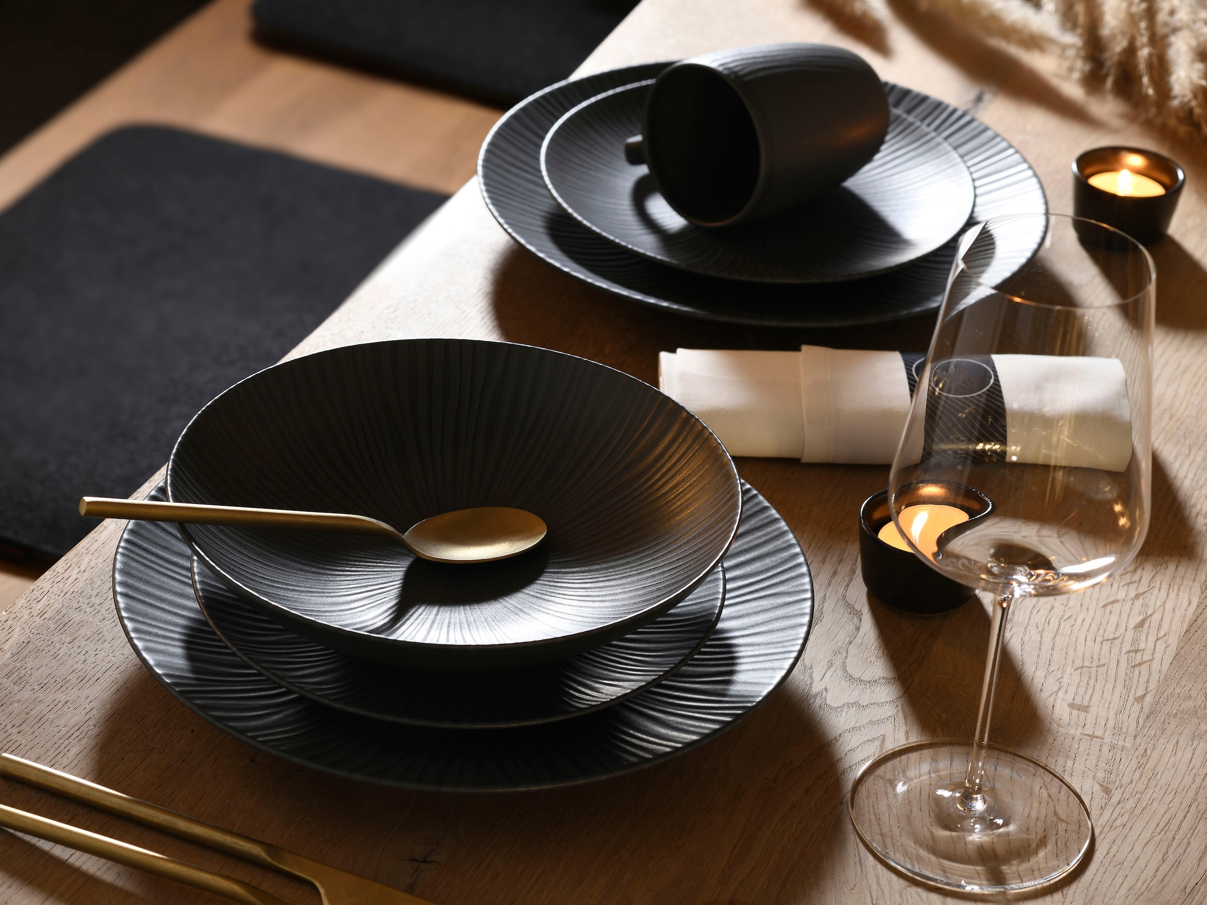 CreaTable Kombiservice »Geschirr-Set Vesuvio«, (Set, 16 tlg., Kaffeeservice und Tafelservice im Set, für 4 Personen), Service, schwarz, erhabenenes Relief, 16 Teile, für 4 Personen