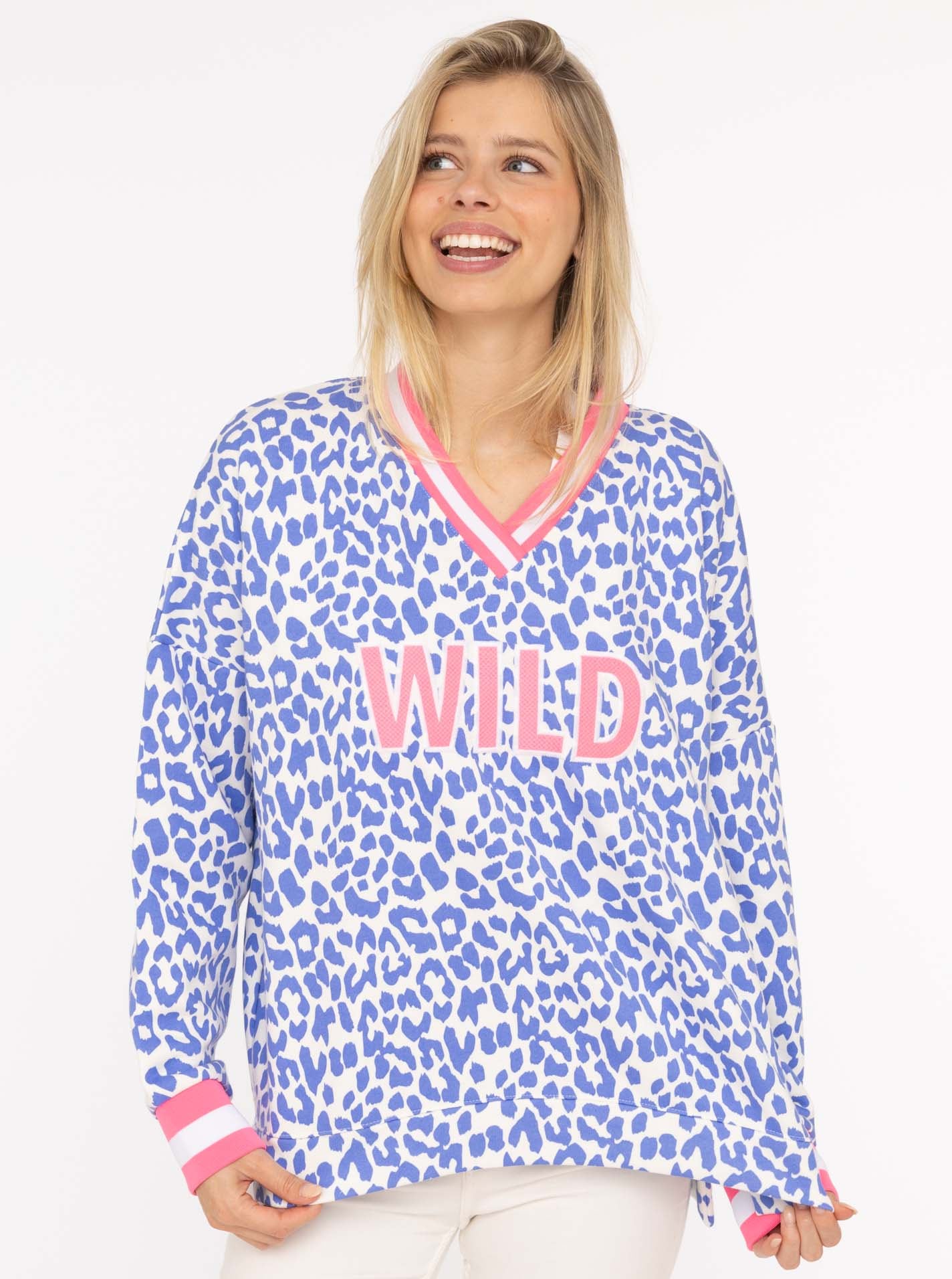 Zwillingsherz Sweatshirt »"Leo Pastell"«, mit V-Ausschnitt, gestreiften Bündchen und WILD Applikation
