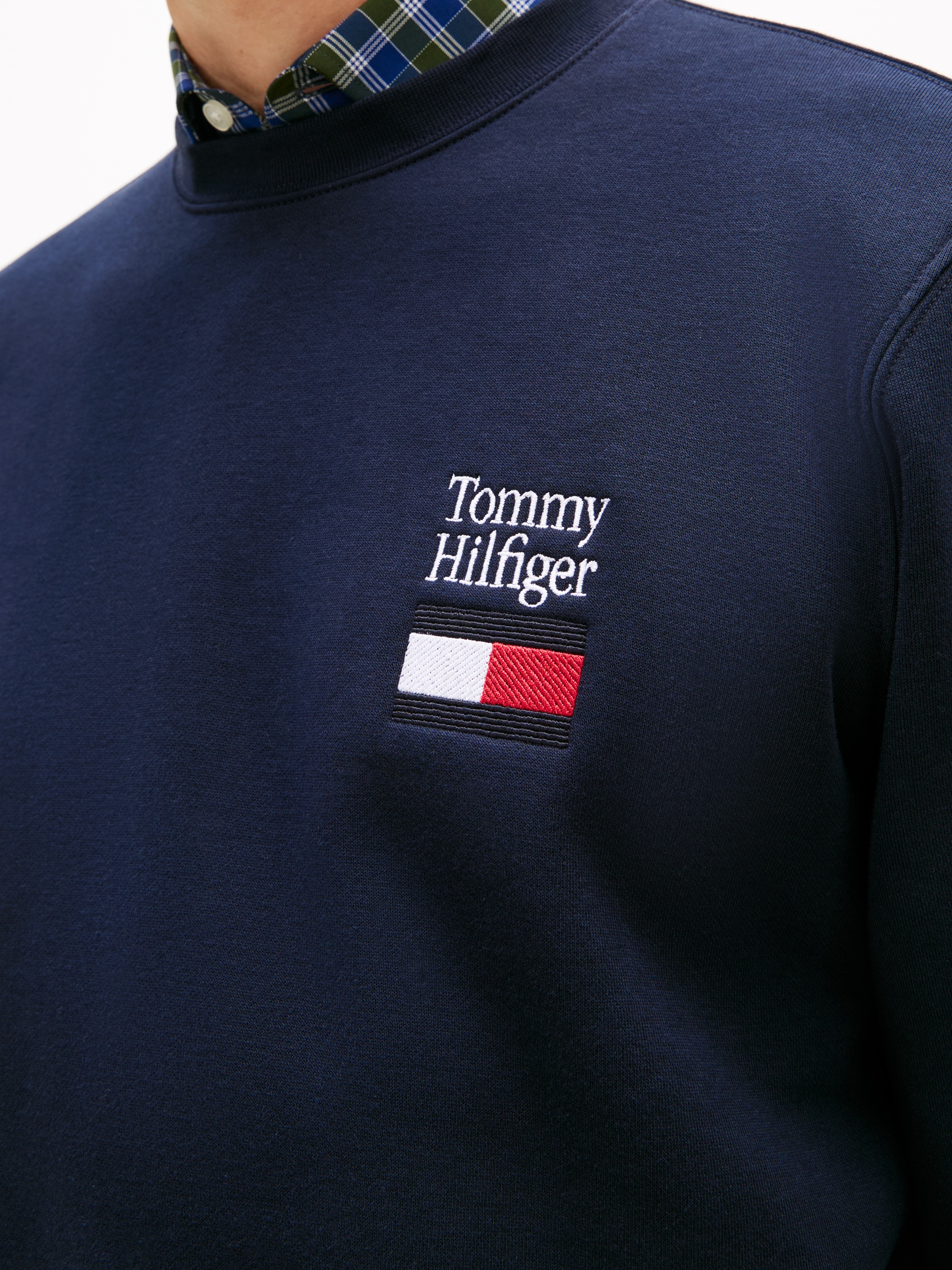 Tommy Hilfiger Sweatshirt »TOMMY EMBRO FLAG«, Regular fit mit Rundhalsausschnitt
