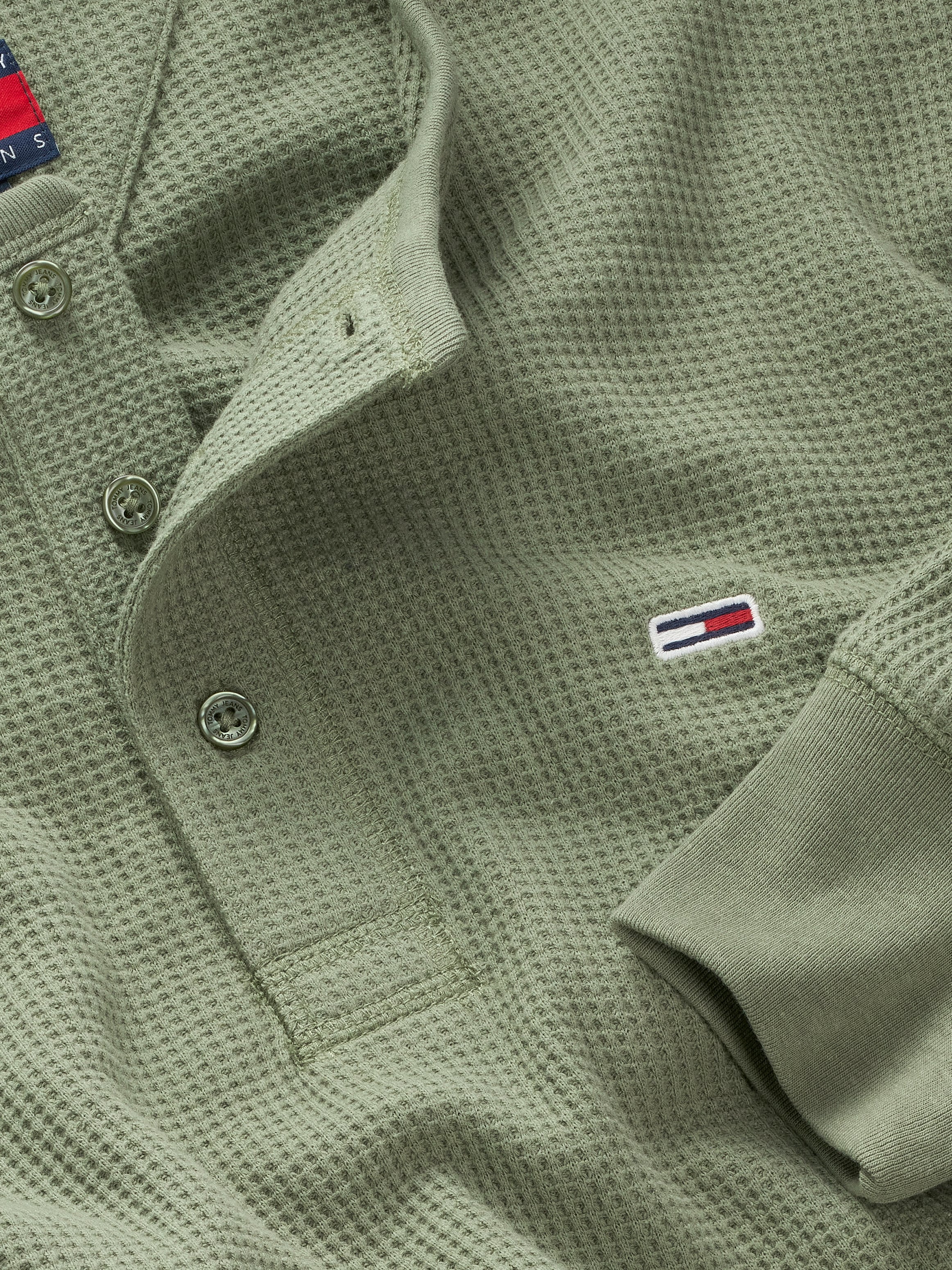 Tommy Jeans Henleyshirt »TJM REG WAFFLE HENLEY LS TEE«, mit leichter Struktur