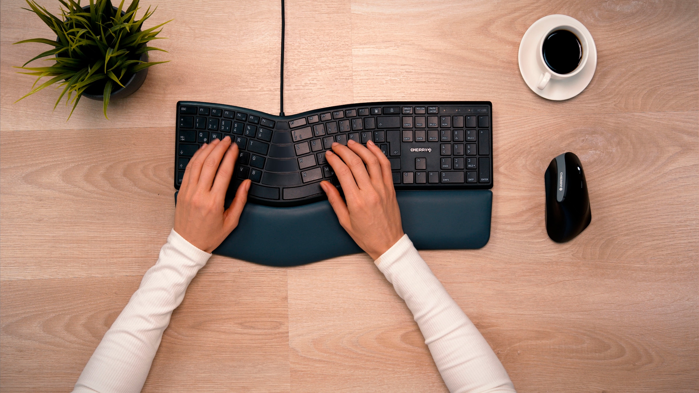 Cherry Tastatur »KC 4500 ERGO Kabelgebundene Ergonomische Tastatur, Schwarz, USB« (Fn-Tasten | Funktionstasten | Handgelenkauflage | Lautstärkeregler | Multimedia-Tasten | Ziffernblock | ergonomische Form | verstellbare Füße)