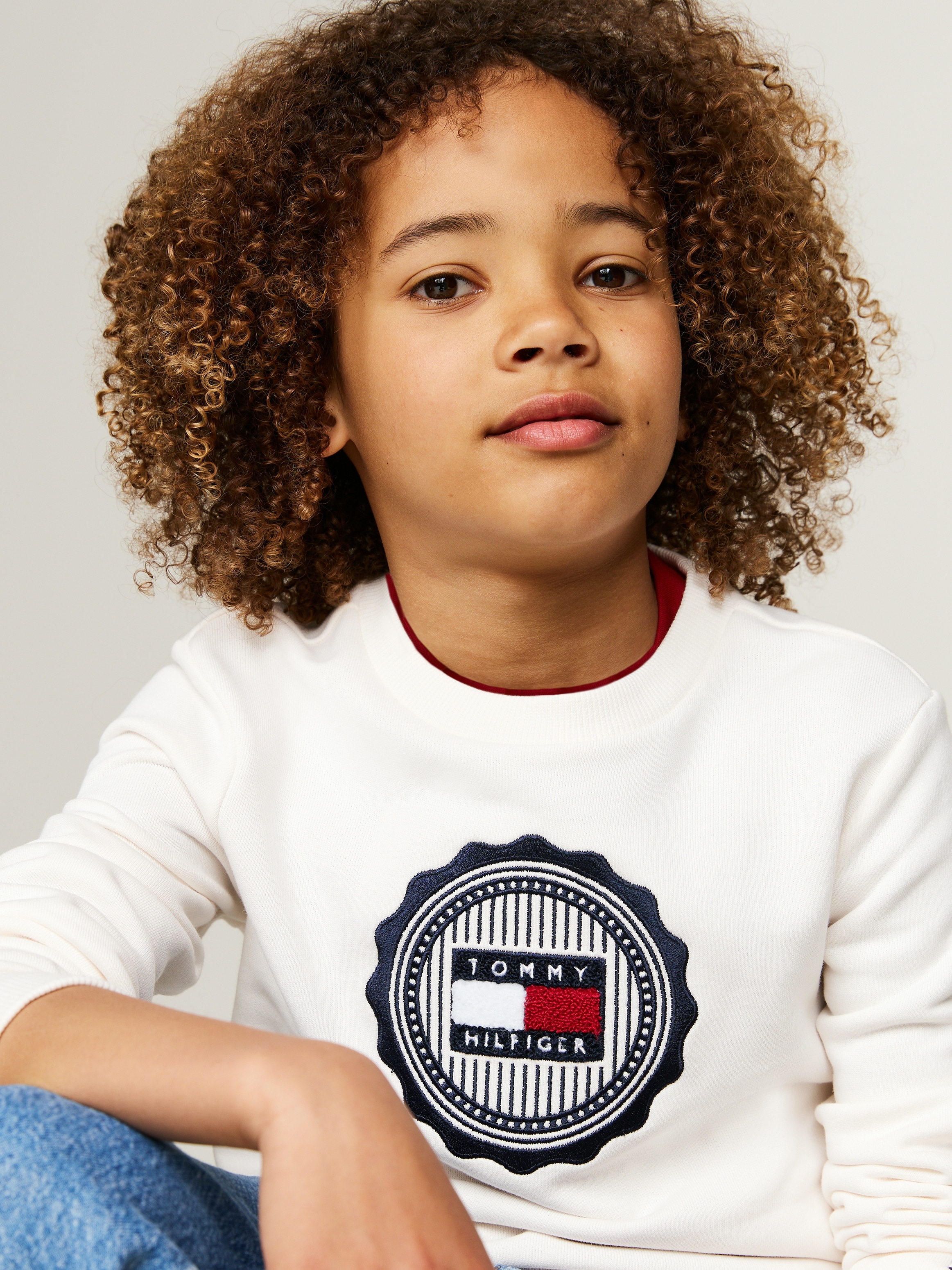 Tommy Hilfiger Sweatshirt »STAMP EMBROIDERY REG SWEATSHIRT«, Kinder bis 16 Jahre mit Logopatch