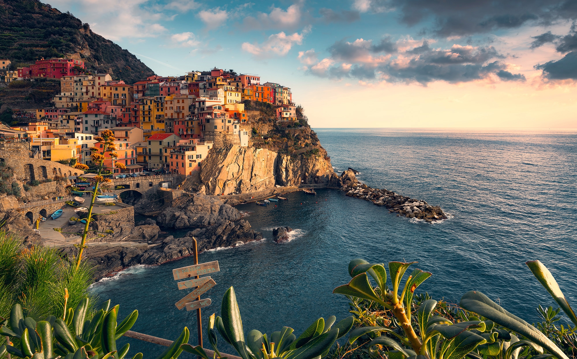 Komar Vliestapete »Digitaldruck Vlies - The picturesque Village - Größe 450 x 280 cm« bedruckt glatt Wohnzimmer in bunt, Größe B/L: 450 m m x 280 m m