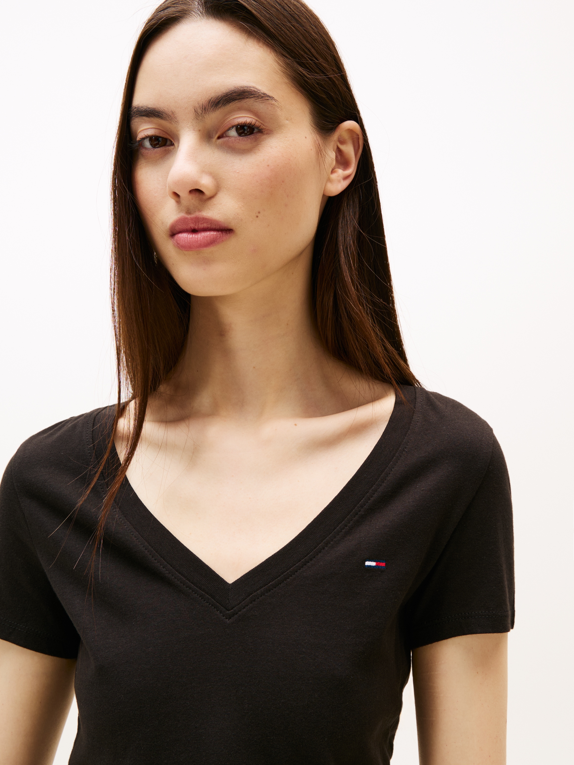 Tommy Jeans T-Shirt »TJW 2PACK V-NECK TEE« Packung, 2-er Pack, 2 Stk. mit Logostickerei