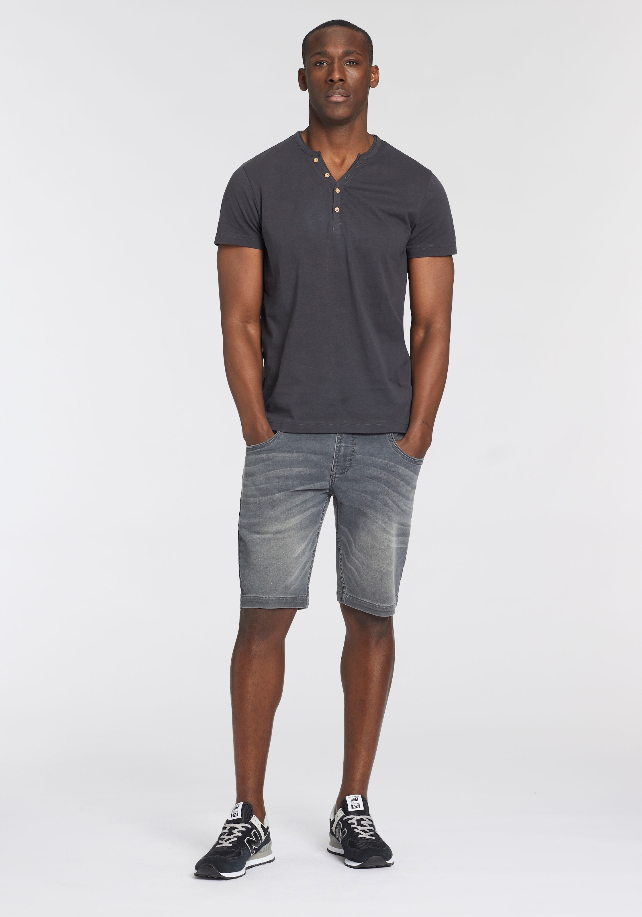 Bruno Banani T-Shirt, Mit geknöpften V-Ausschnitt