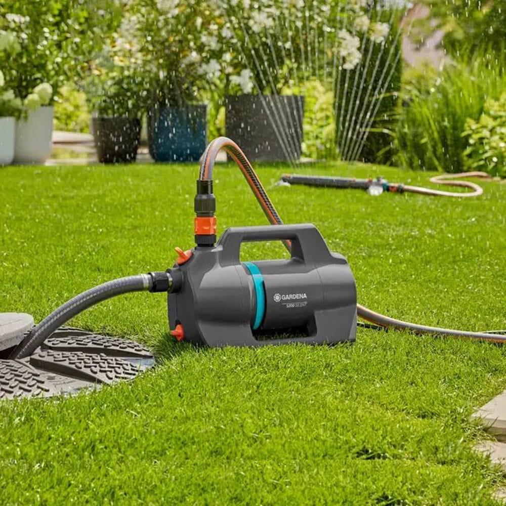 GARDENA Gartenpumpe »5200 Silent Set« 20m 13mm(1/2")-Schlauch mit Armaturen und 3,5m Sauggarnitur 25mm(1")