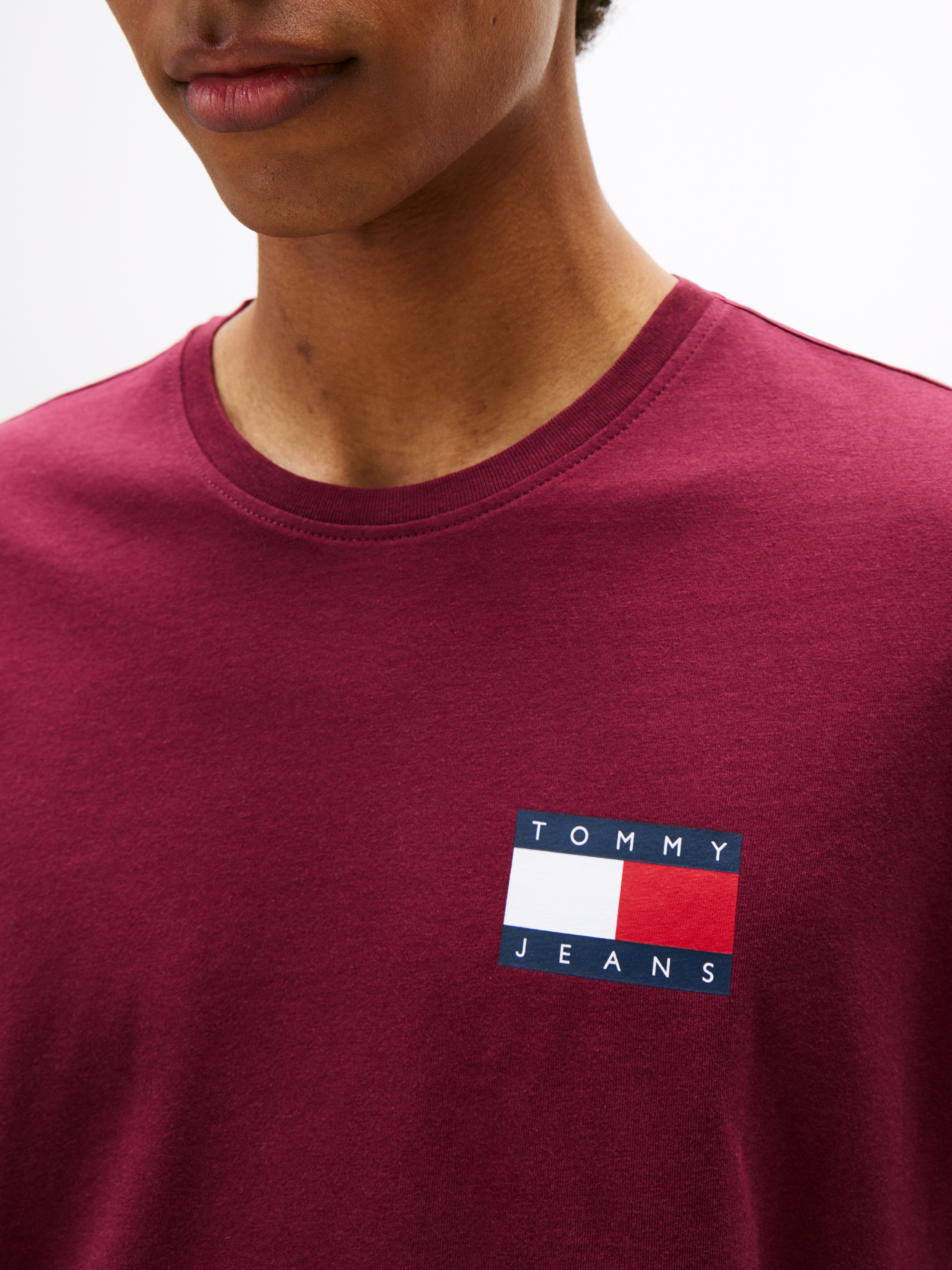 Tommy Jeans T-Shirt »TJM SLIM FIT ESSENTIAL FLAG« Mit Rundhalsausschnitt