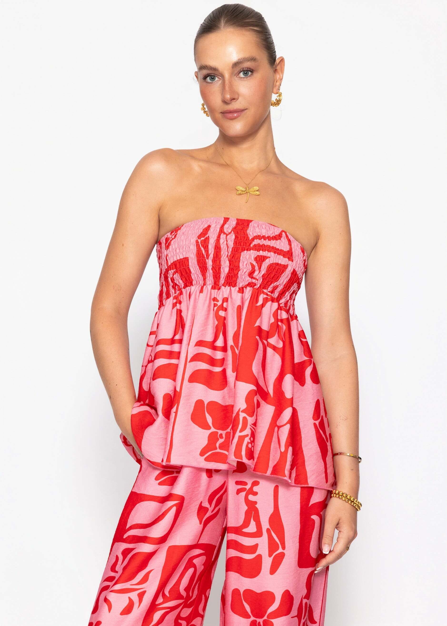 SASSYCLASSY T-Shirt »Bandeau Top mit Kunstprint« Gesmoktes Top mit locker fallendem Volant in fließender Passform