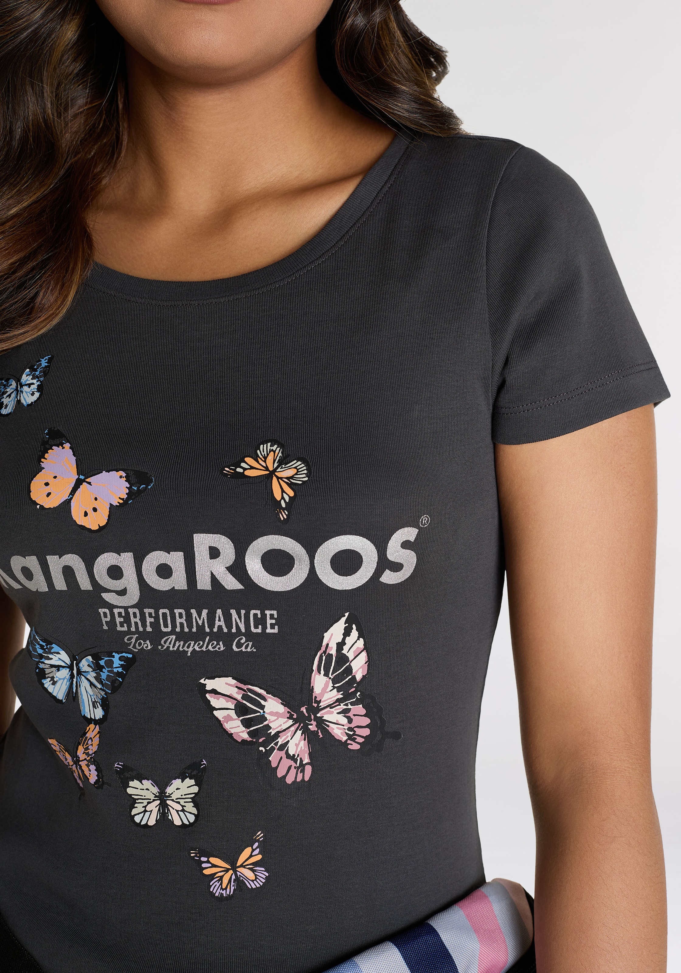 KangaROOS T-Shirt, mit filigranem Logodruck & Schmetterlingen - NEUE FARBEN