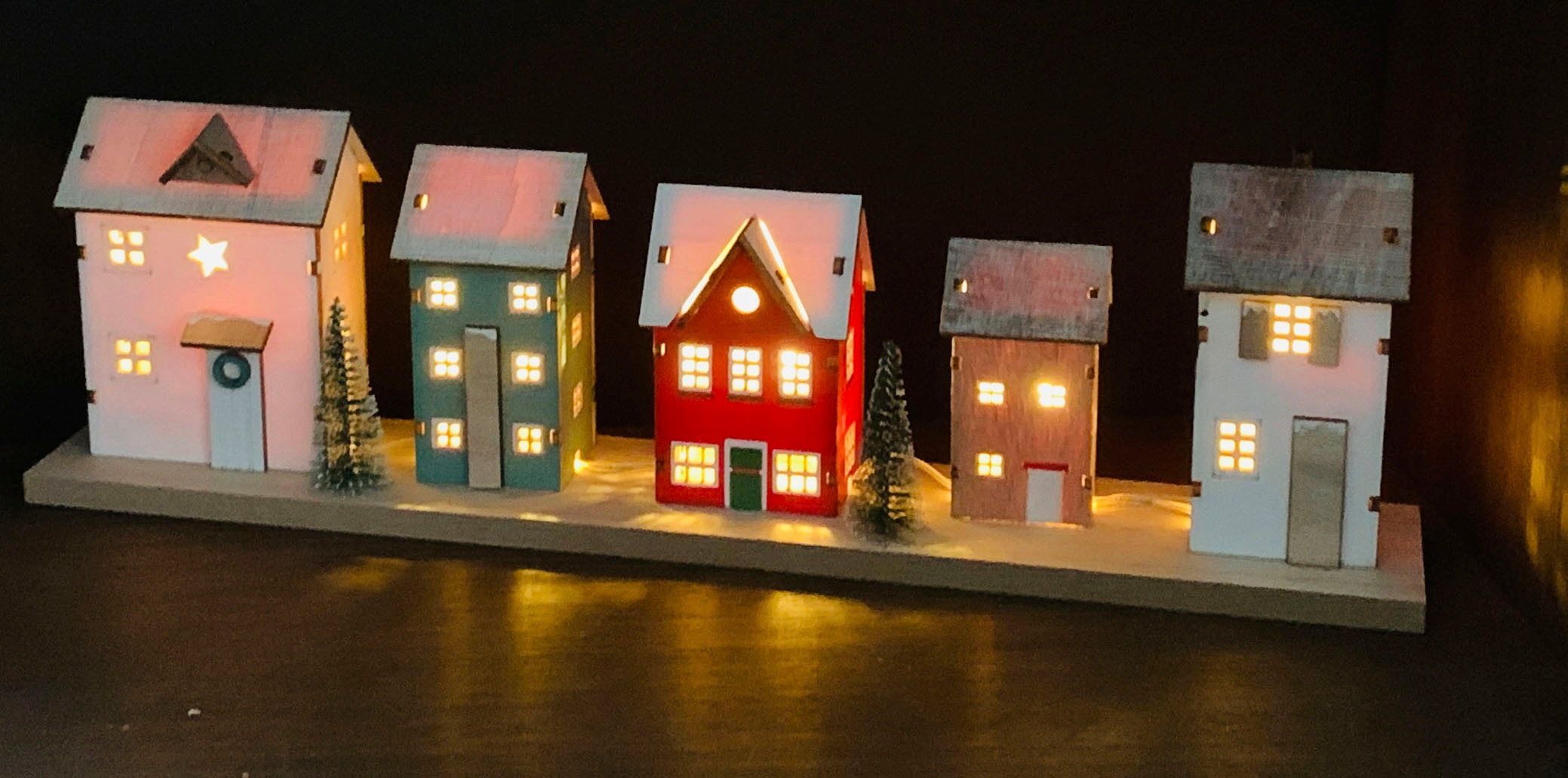 Home affaire Weihnachtshaus »LED Häuschen Dietach, Höhe ca. 16,5 cm«, beleuchtete Weihnachtdeko aus Holz, Batteriebetrieb