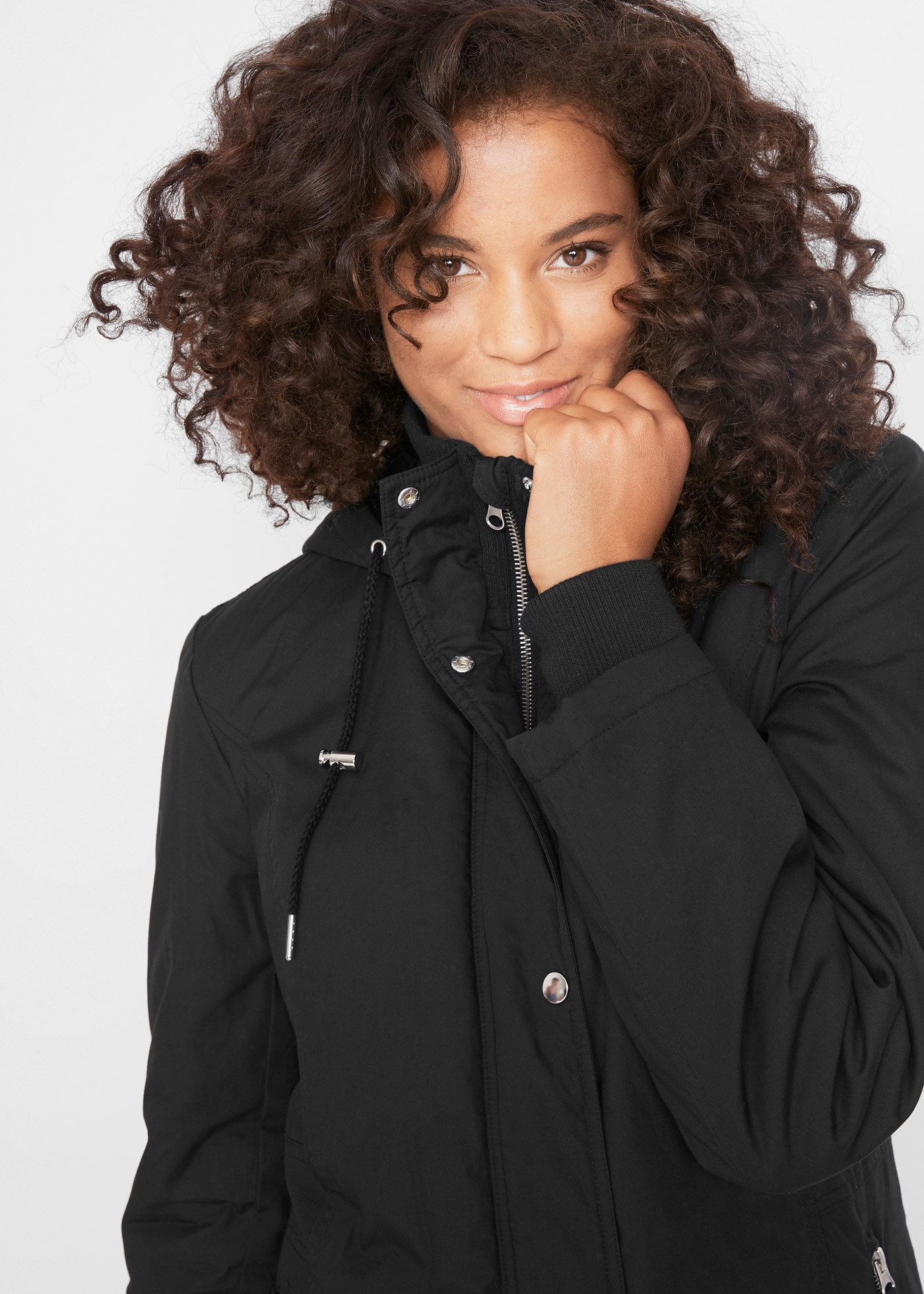 bonprix Langjacke »Longjacke mit Kapuze, wattiert« mit Kapuze aus Baumwolle, Slim fit, mit Kapuze, mit Reißverschlusstaschen