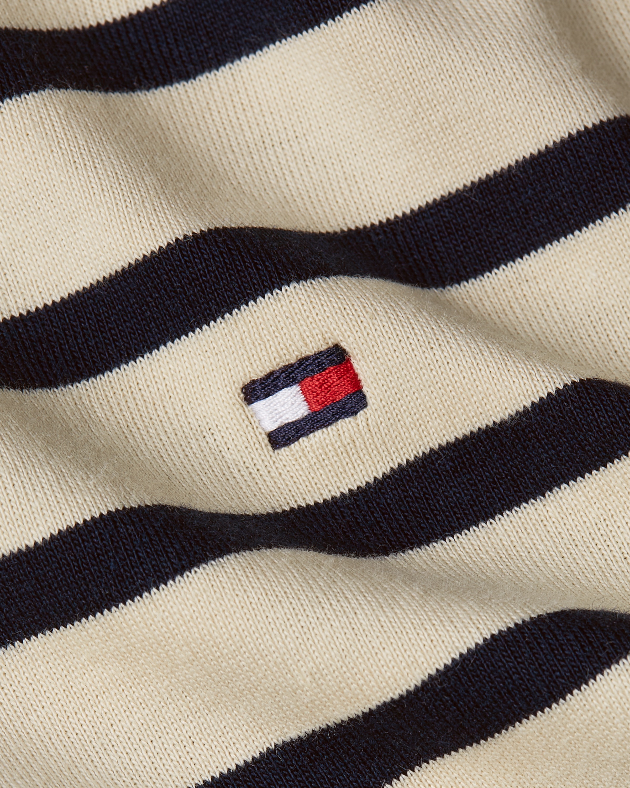 Tommy Hilfiger T-Shirt »SLIM CODY V-NK SS mit V-Ausschnitt und Streifen«, gestreift, casual, slim fit, Baumwolle, V-Ausschnitt