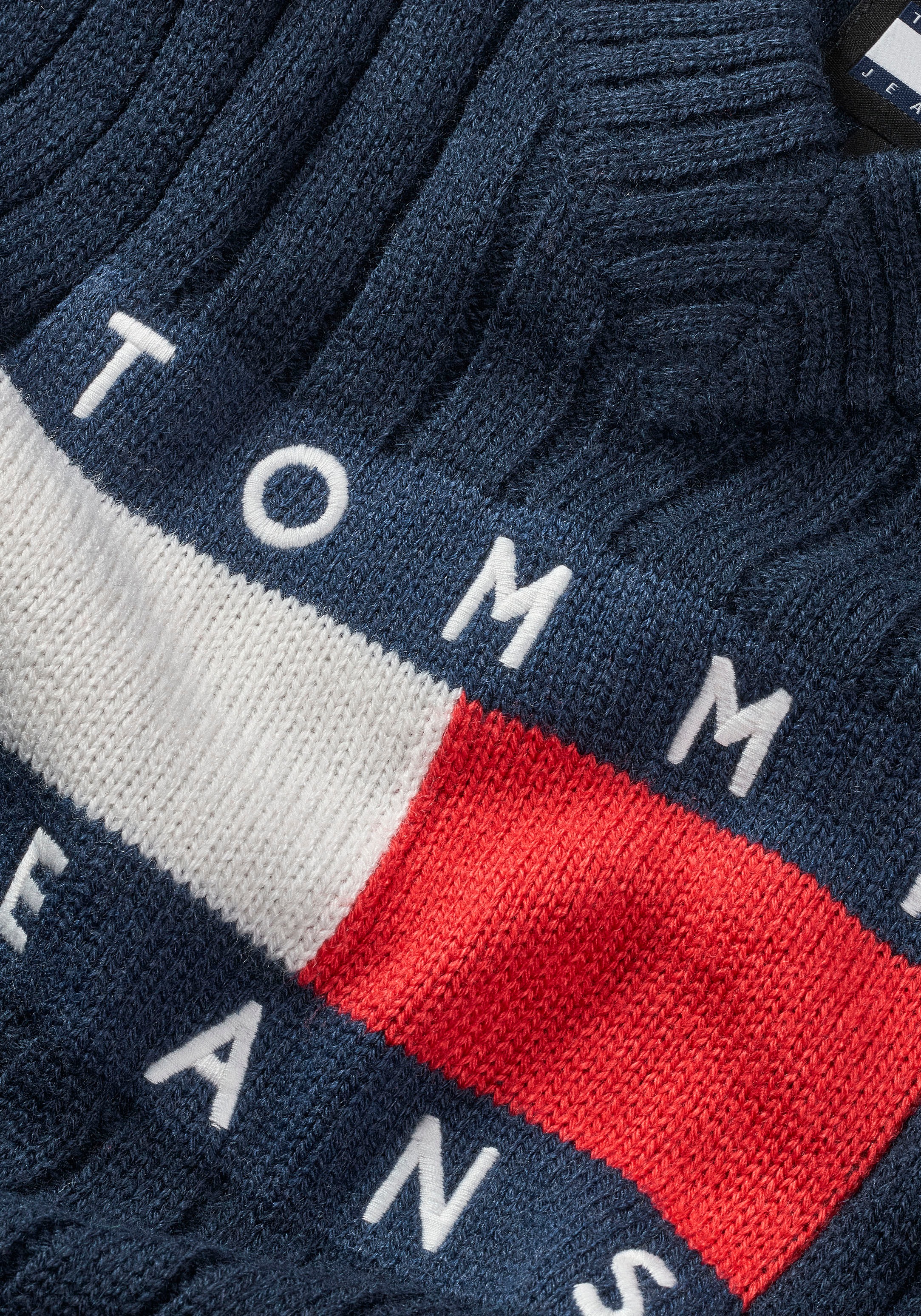 Tommy Jeans Strickpullover »TJW VNCK CENTER FLAG SWEATER EXT«, mit Tommy Jeans Center Logo-Flag