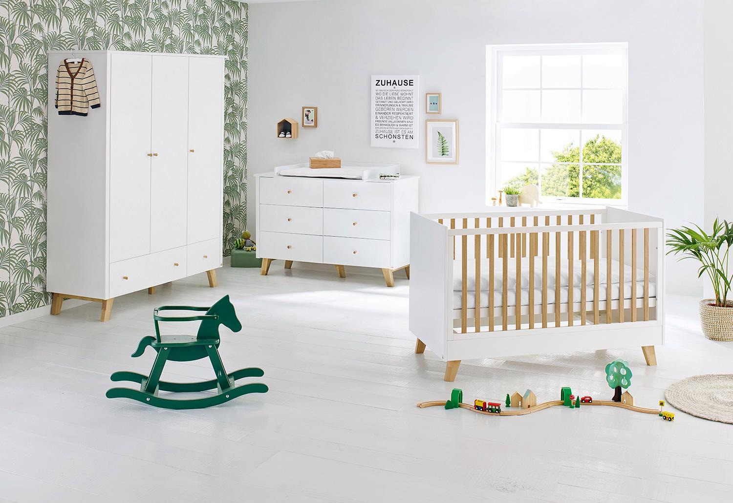 Pinolino® Babyzimmer-Komplettset »Pan«, (Set, 3 St.), extrabreit groß; mit Kinderbett, Schrank und Wickelkommode; Made in Europe