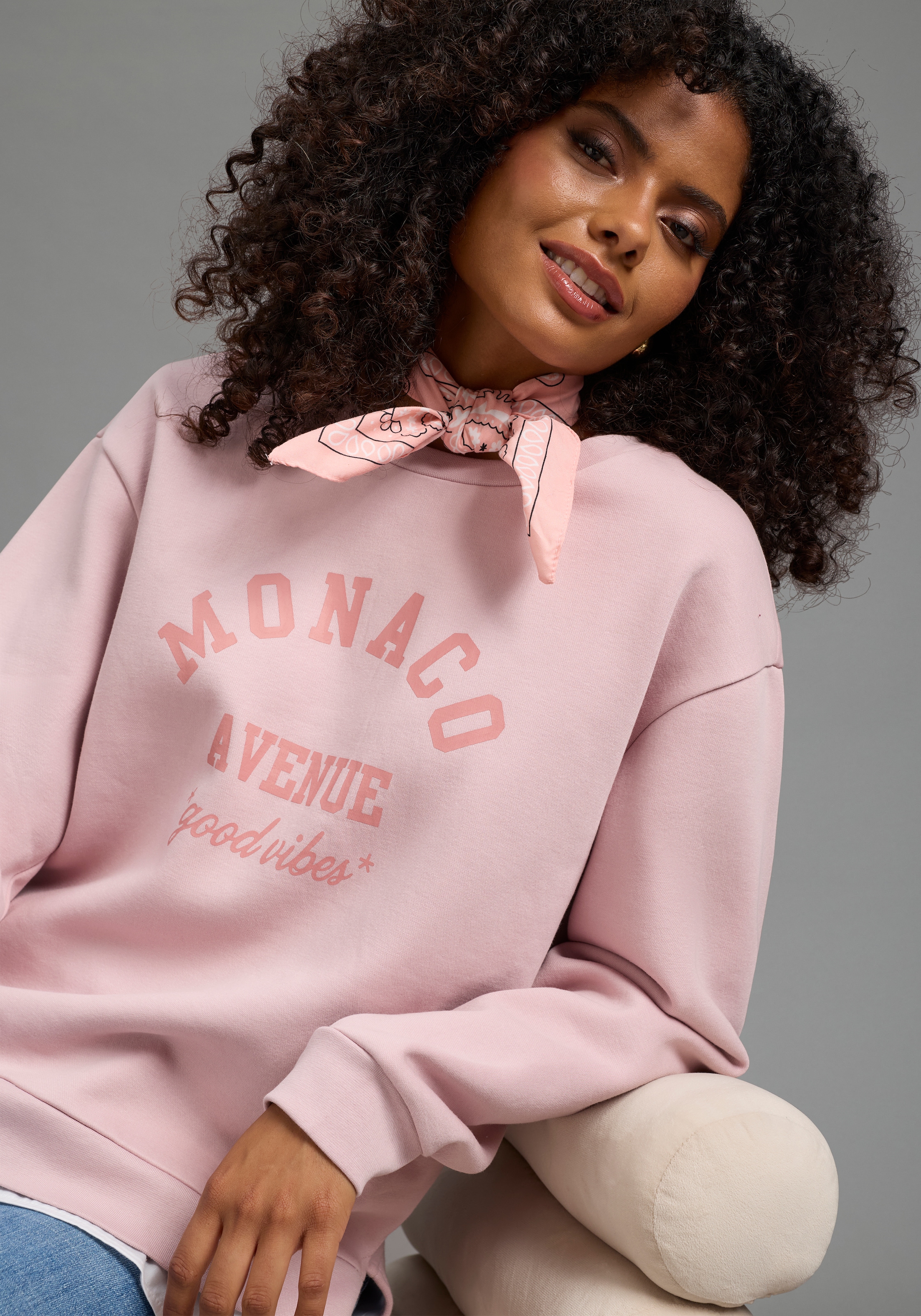 Laura Scott Longsweatshirt , in 2-in-1 Optik durch angesetzes Blusenteil mit harmonischen Druck
