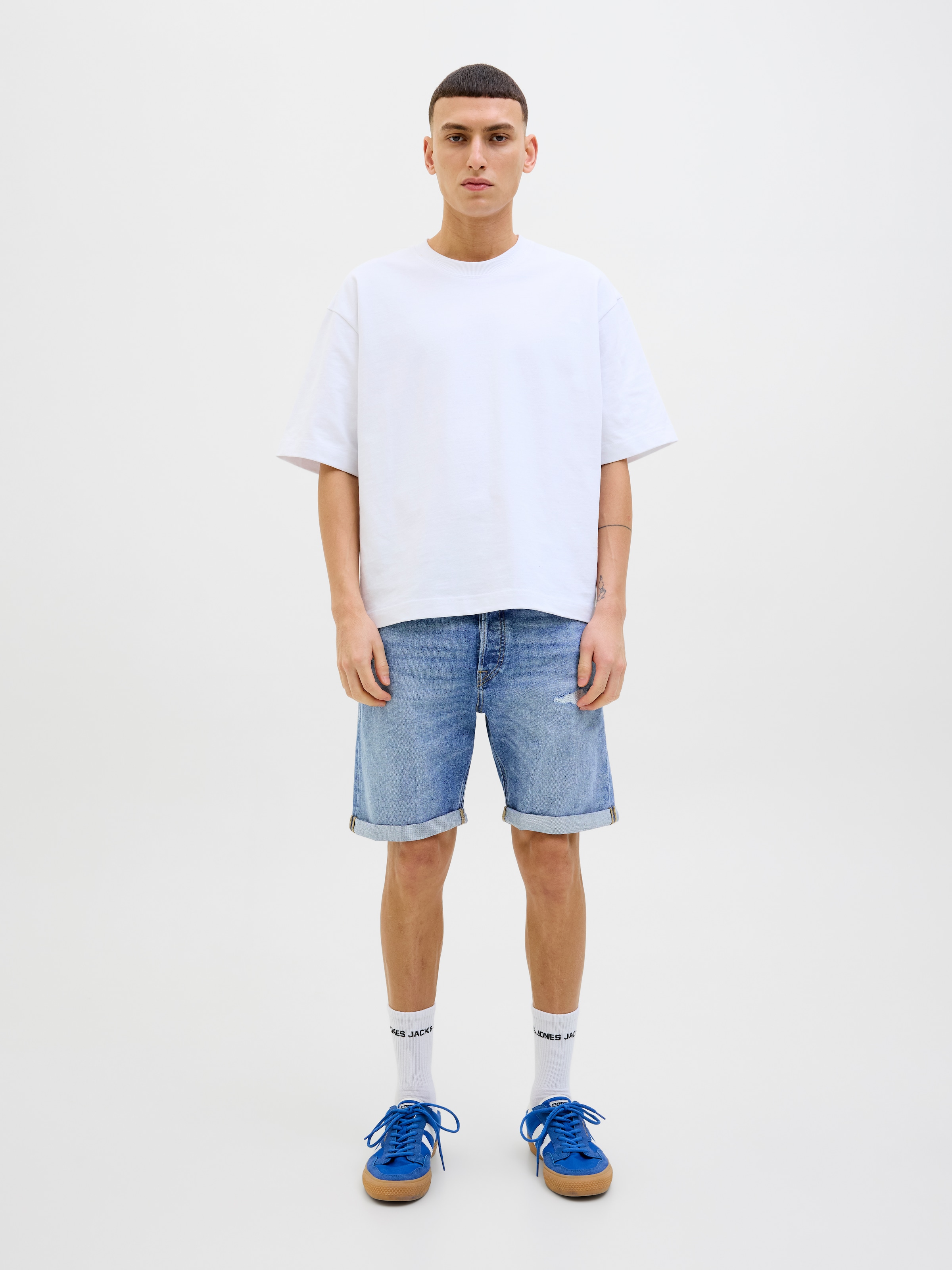 Jack & Jones Shorts »JJIORIGINAL mit stylischem Aufschlag und Knopf«, mit stylischem Aufschlag