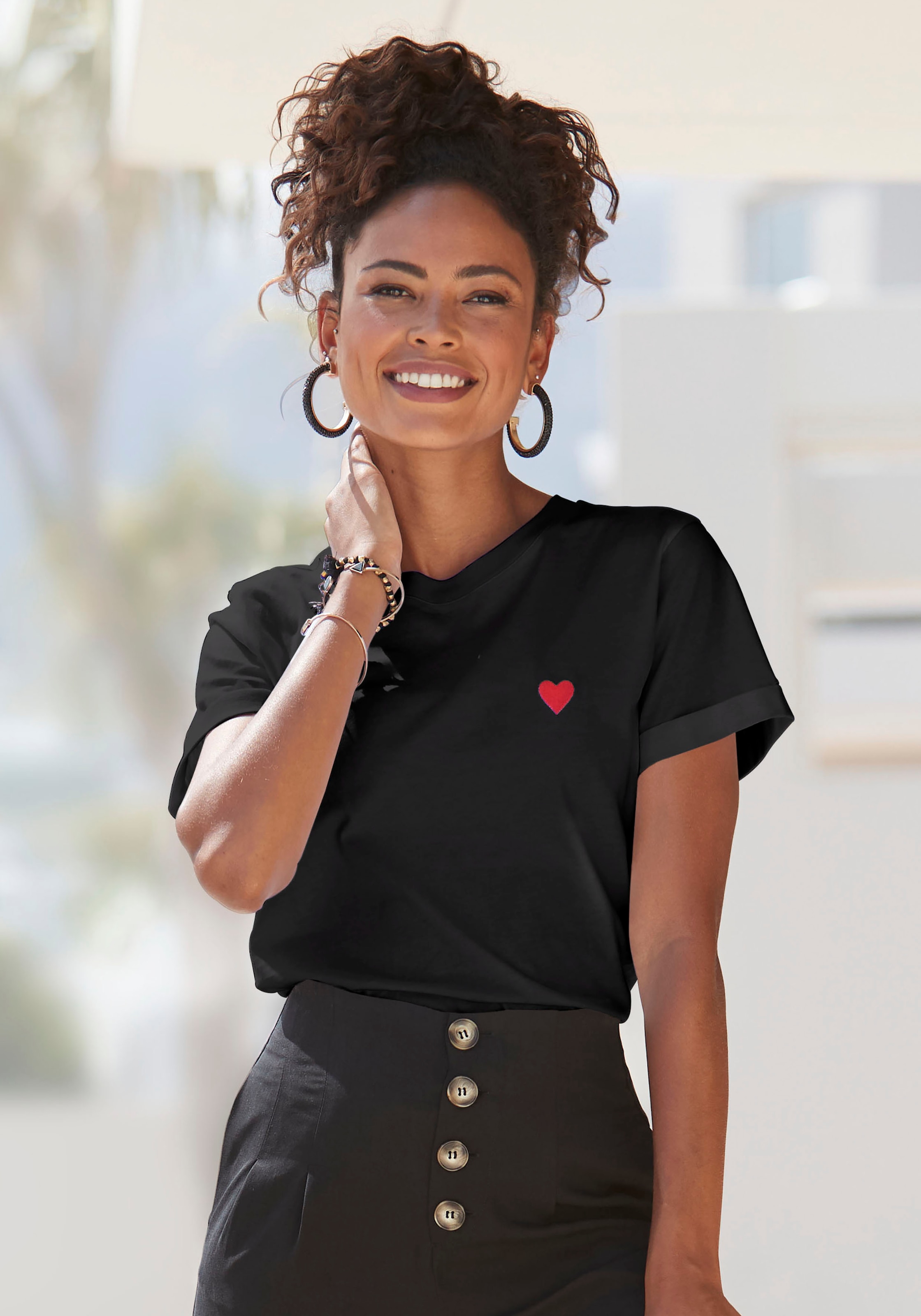 LASCANA T-Shirt, mit süßer Herz-Stickerei, Kurzarmshirt aus Baumwolle
