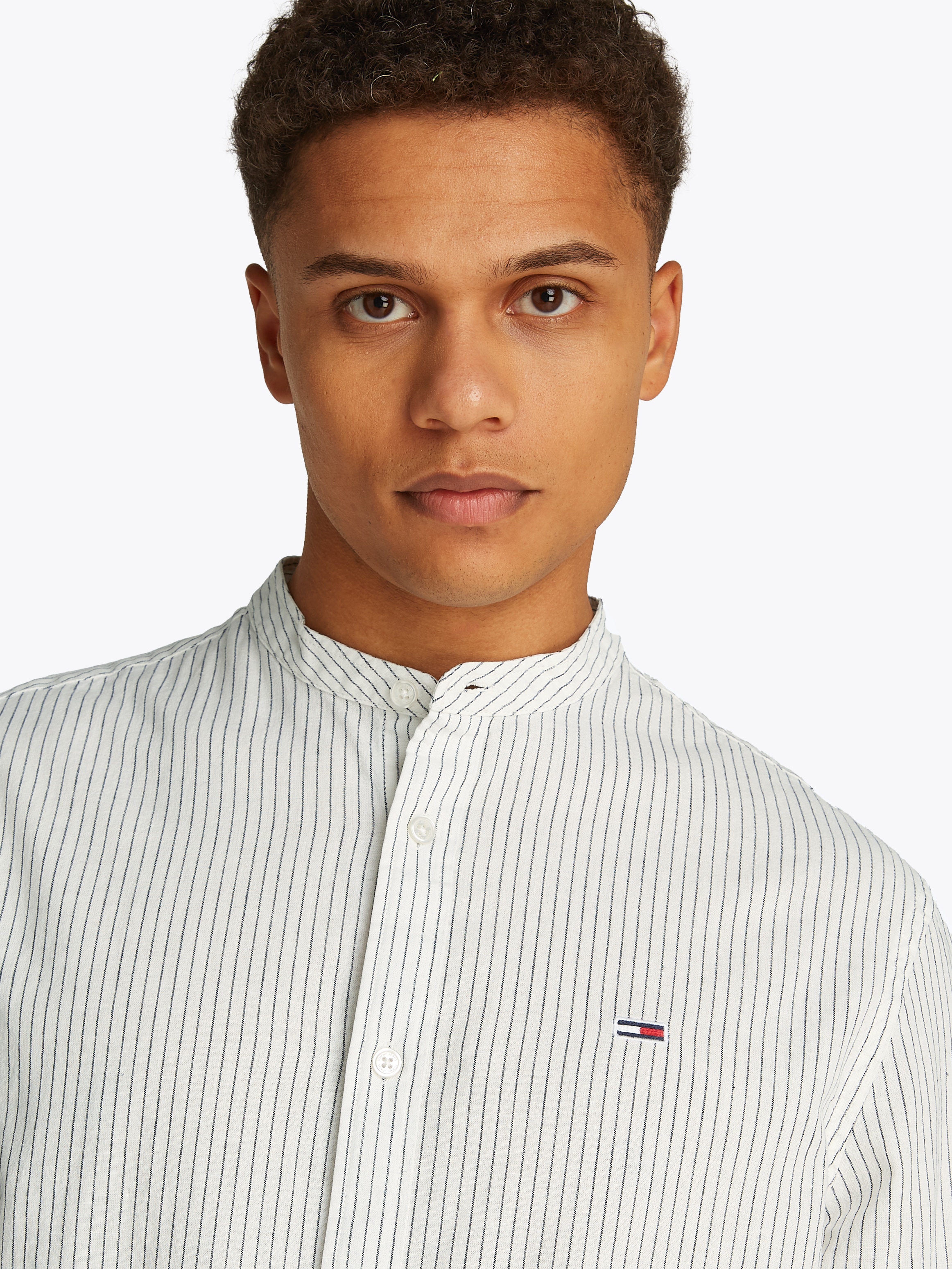 Tommy Jeans Langarmhemd »TJM LINEN MIX BND STP SHRT EXT«, Mit Rundhalsausschnitt