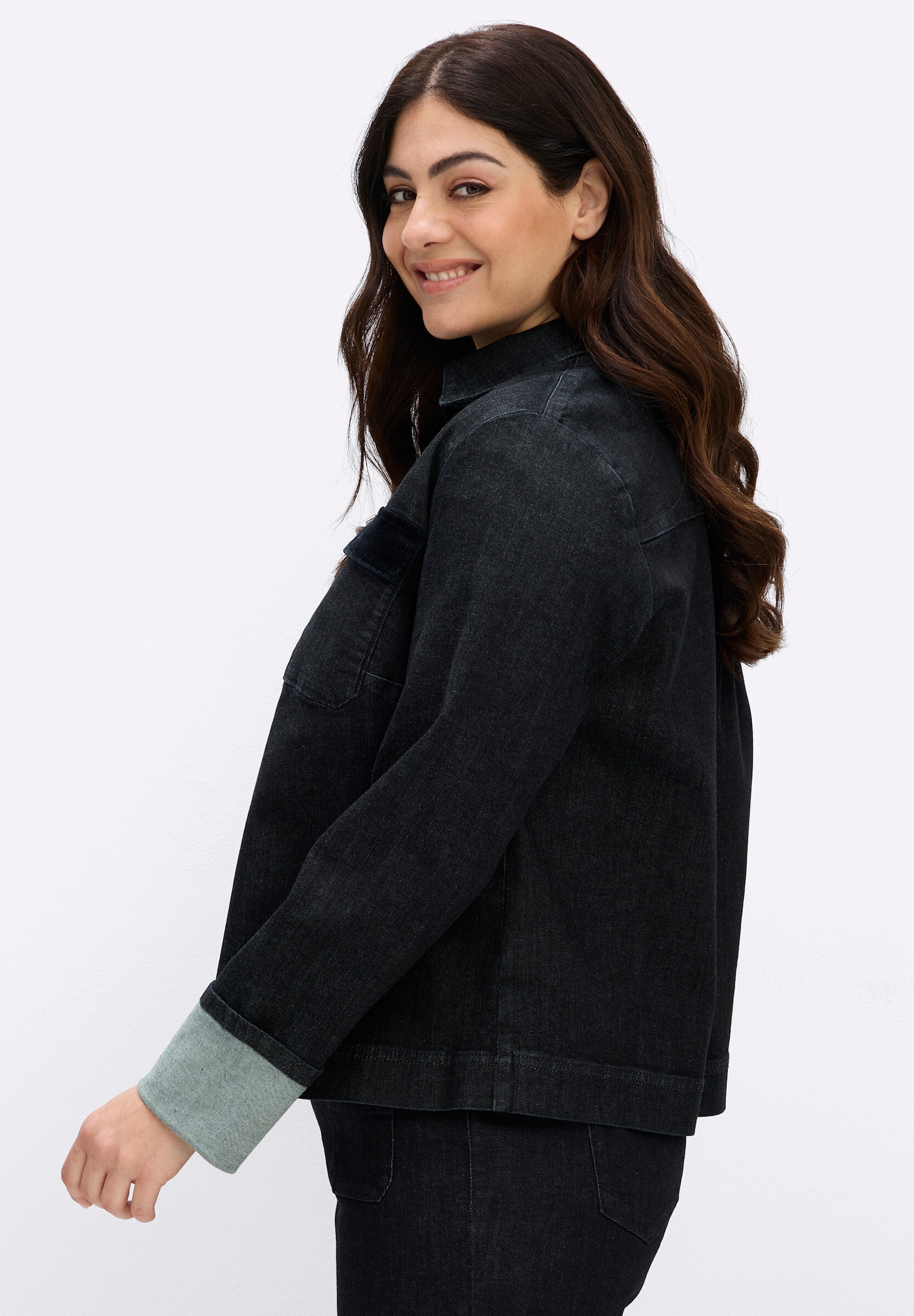 Sheego Jeansbluse »Jeansbluse Jeansbluse mit breitem Ärmelumschlag und Cord-Details«