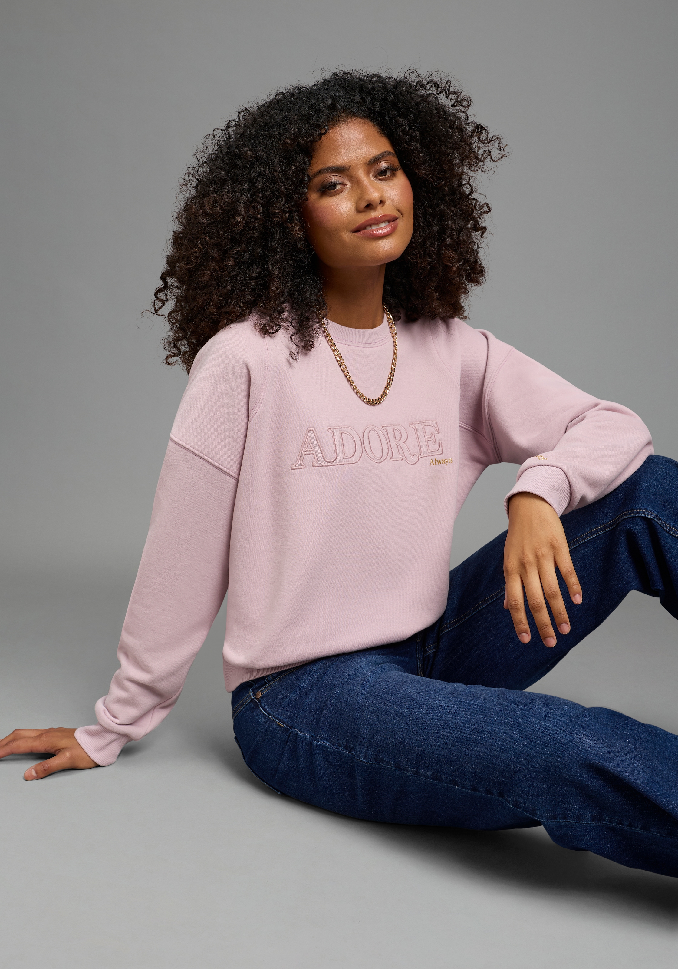 KangaROOS Sweatshirt , mit Druck als Applikation, weite Passform, hüftlange Schnittform
