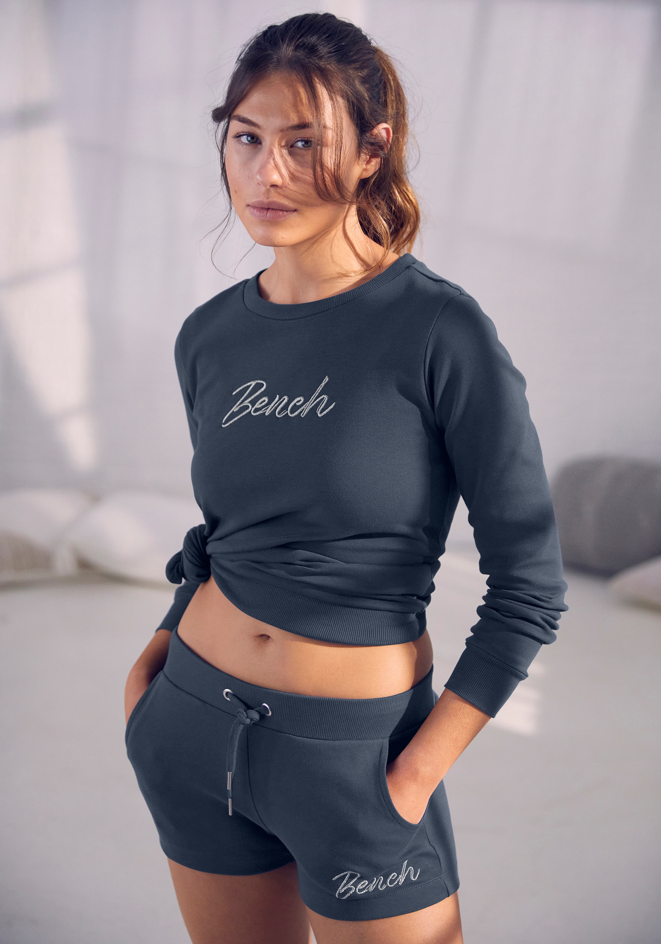 Bench. Loungewear Sweatshirt, mit glänzender Logostickerei, Loungewear,  Loungeanzug online bei OTTO