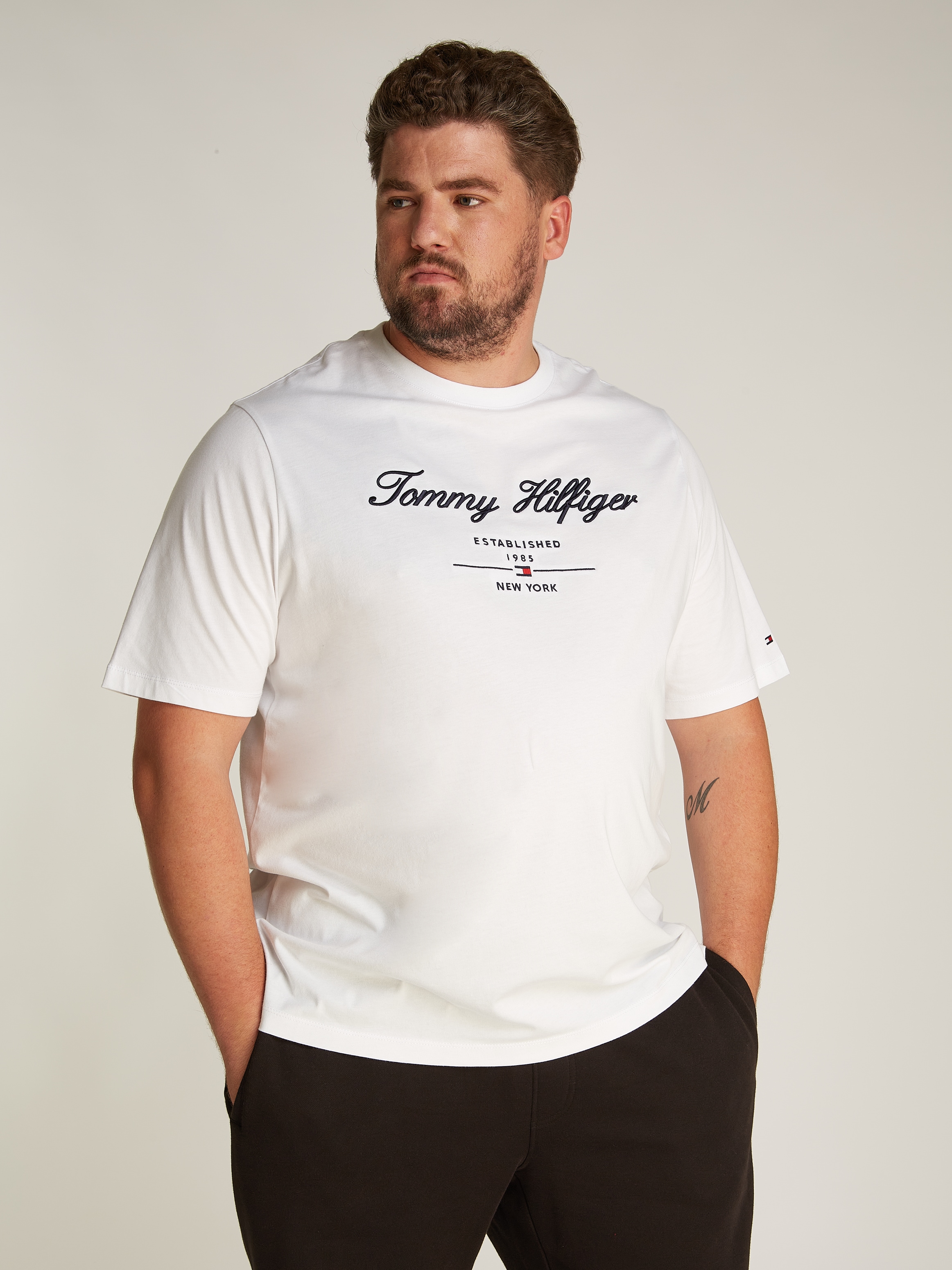 TOMMY HILFIGER Big & Tall Rundhalsshirt »BT-SCRIPT LOGO TEE-B«, in Großen Größen, Logostickerei