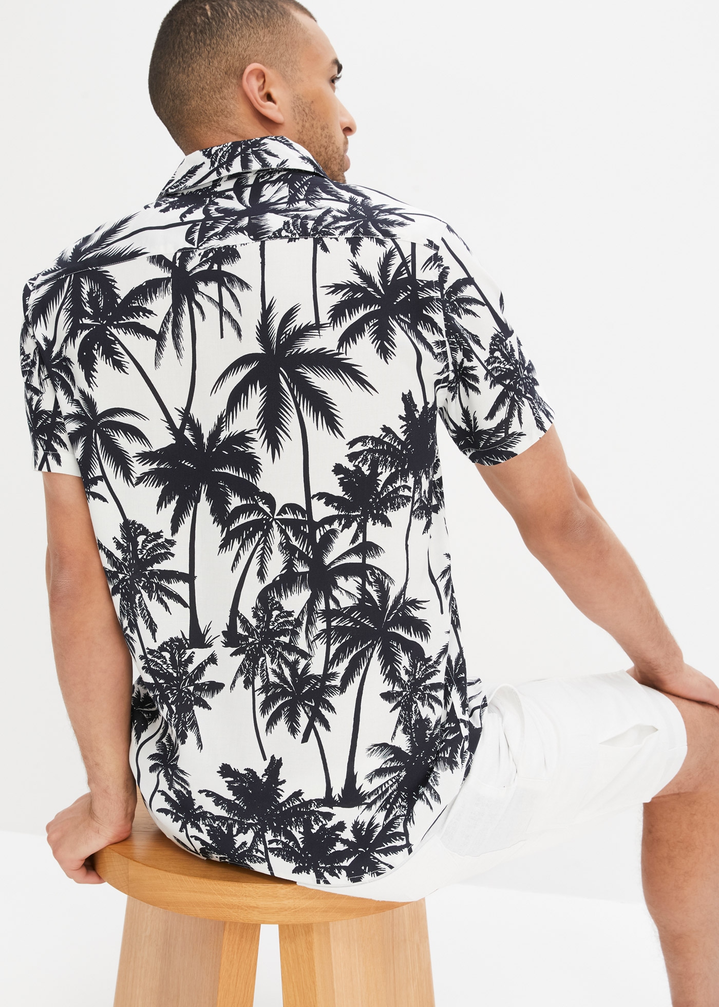 bonprix Kurzarmhemd »Kurzarmhemd aus Viskose, Slim Fit« schmale Passform, aus Viskose, Allover-Print, bedrucktes Design