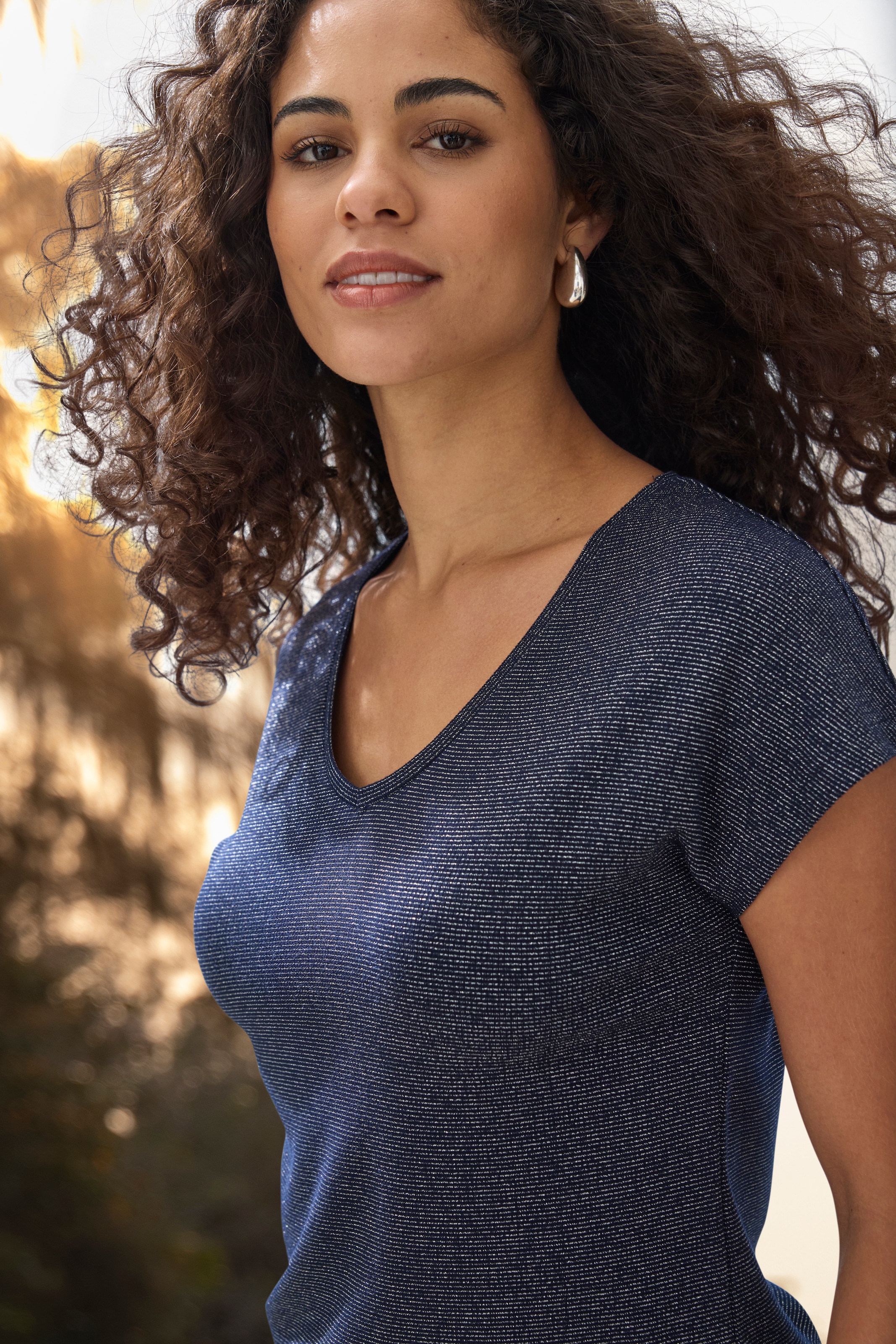 LASCANA Kurzarmshirt »mit silberfarbenem Glitzereffekt« aus pflegeleichter Qualität mit Viskose