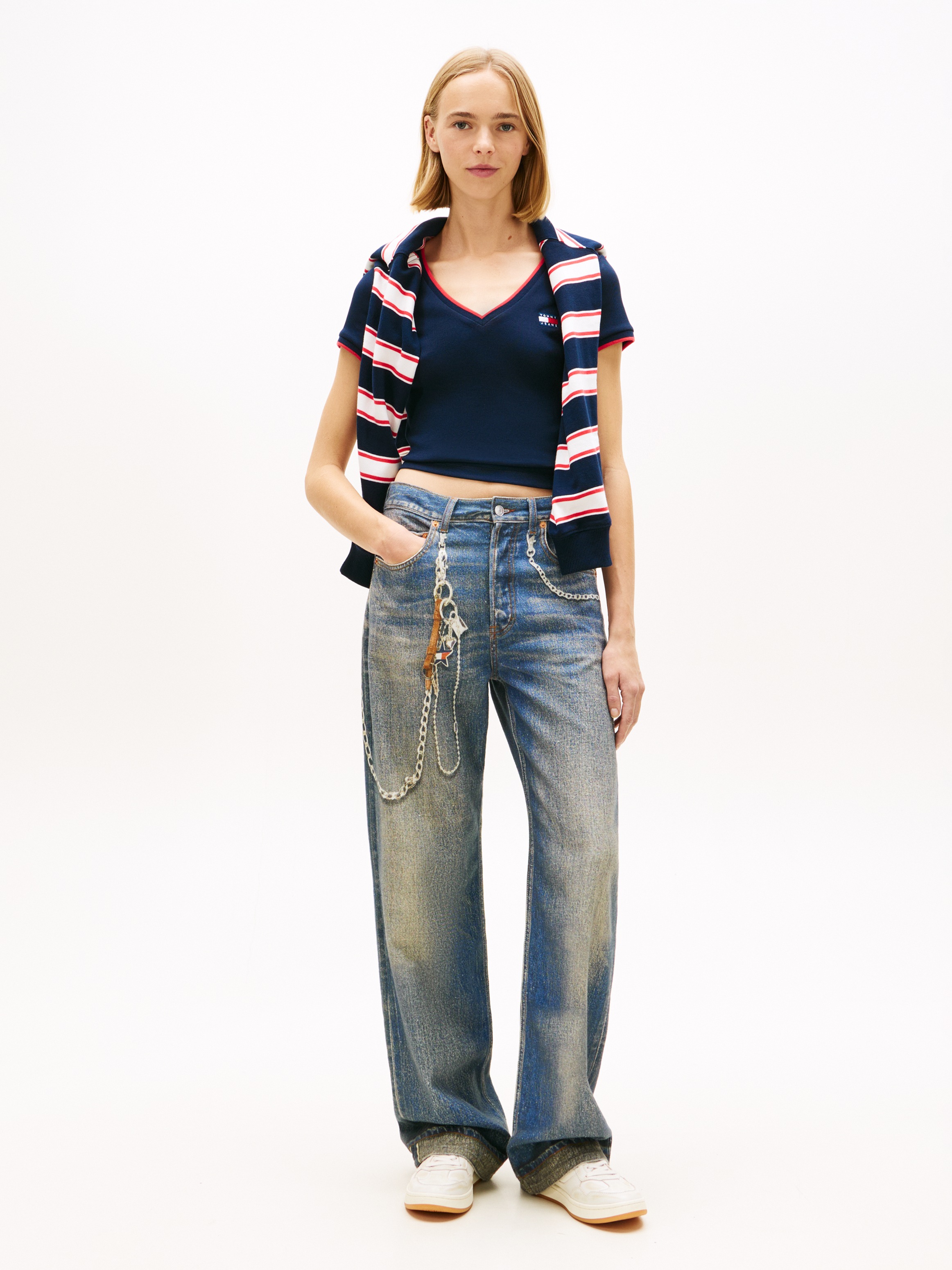 Tommy Jeans Kurzarmshirt »TJW SLIM BADGE V-NECK TEE« mit dem V-Ausschnitt