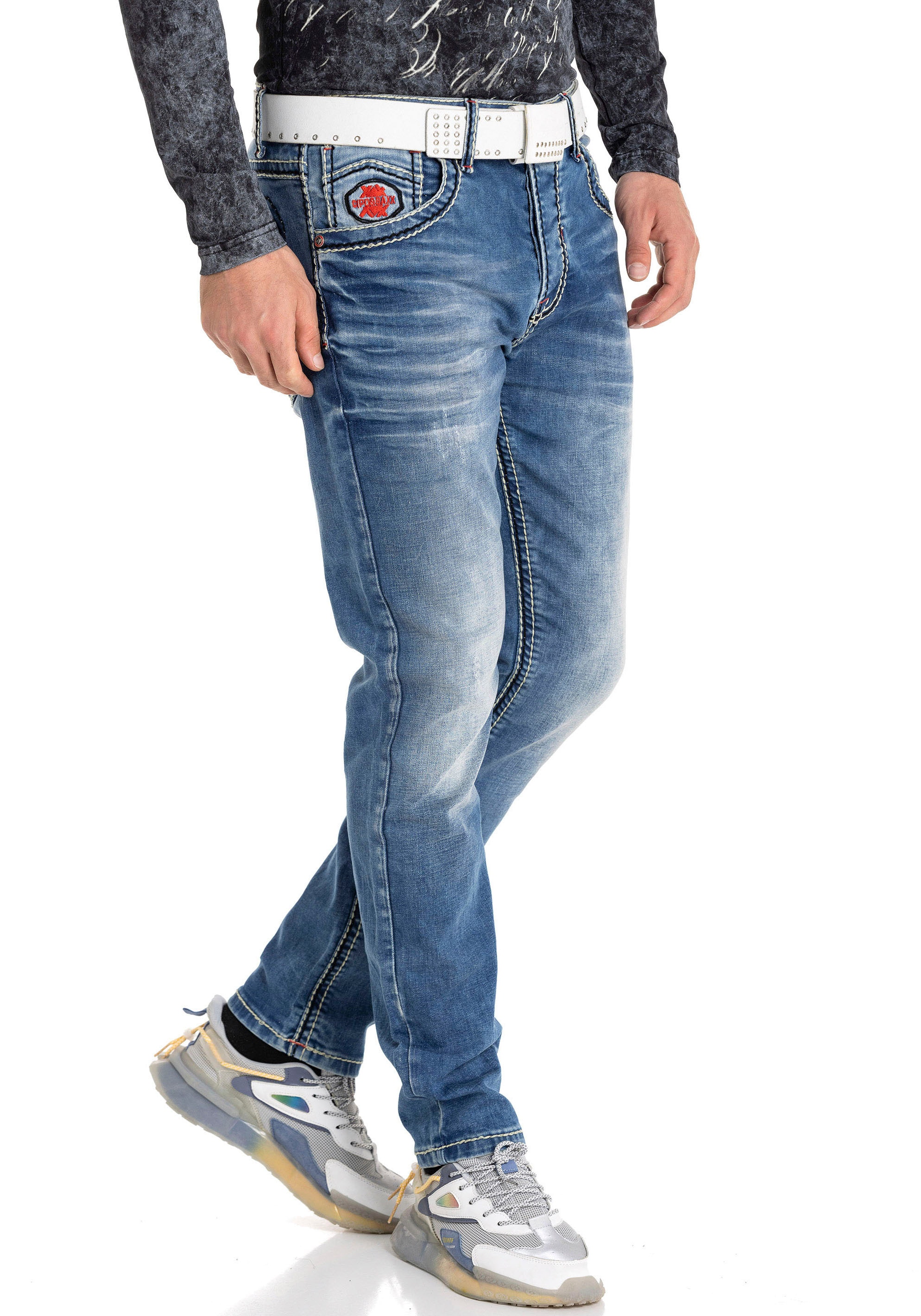 Cipo & Baxx Slim-fit-Jeans, mit auffälligen Kontrastnähten