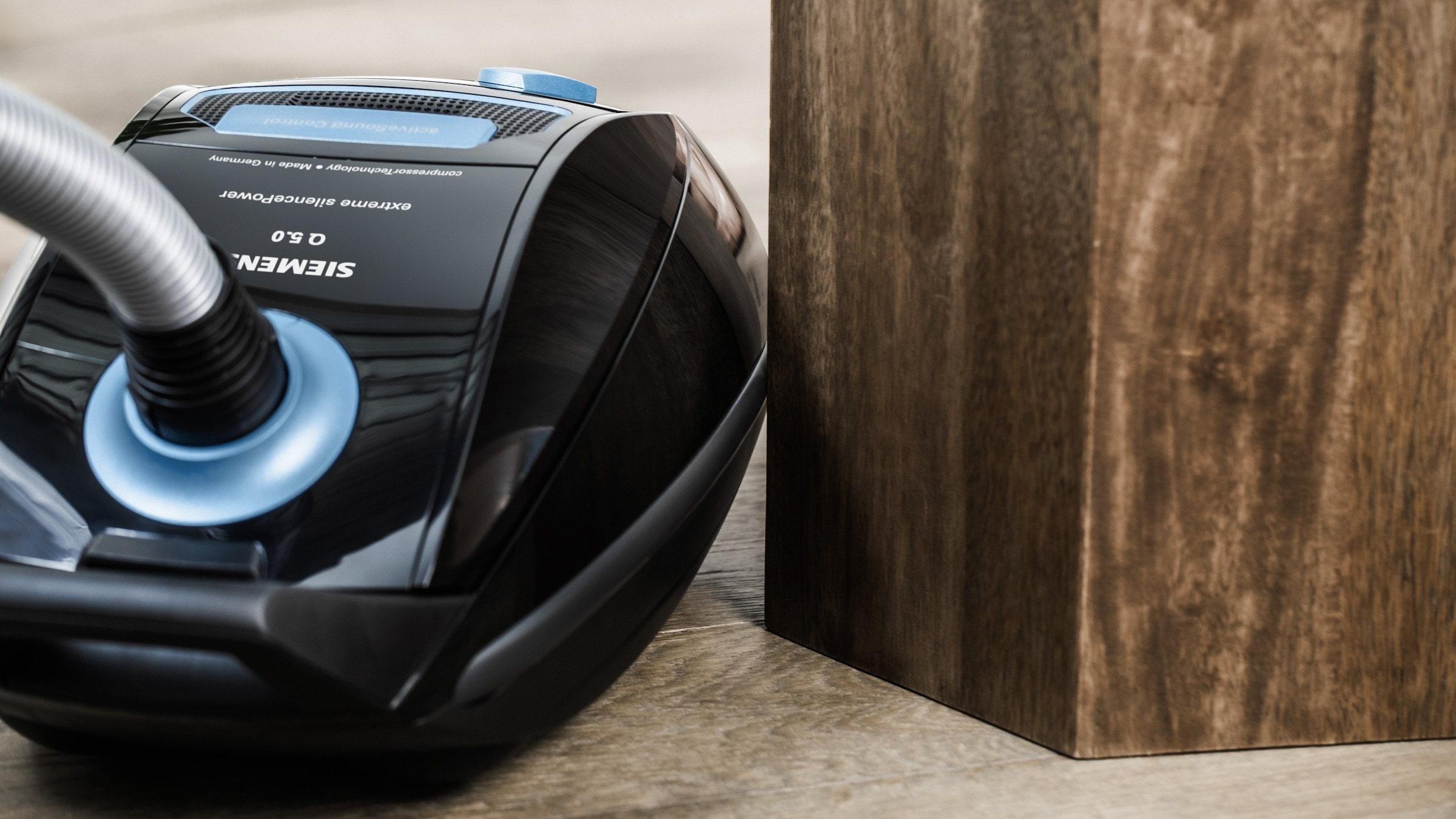 SIEMENS Bodenstaubsauger »Q 5.0 extreme silencePower VSQ5X1232, Made in Germany, Hygiene-Filter«, mit Beutel, hohe Saugkraft, integriertes Zubehör, langes Kabel, leise, schwarz